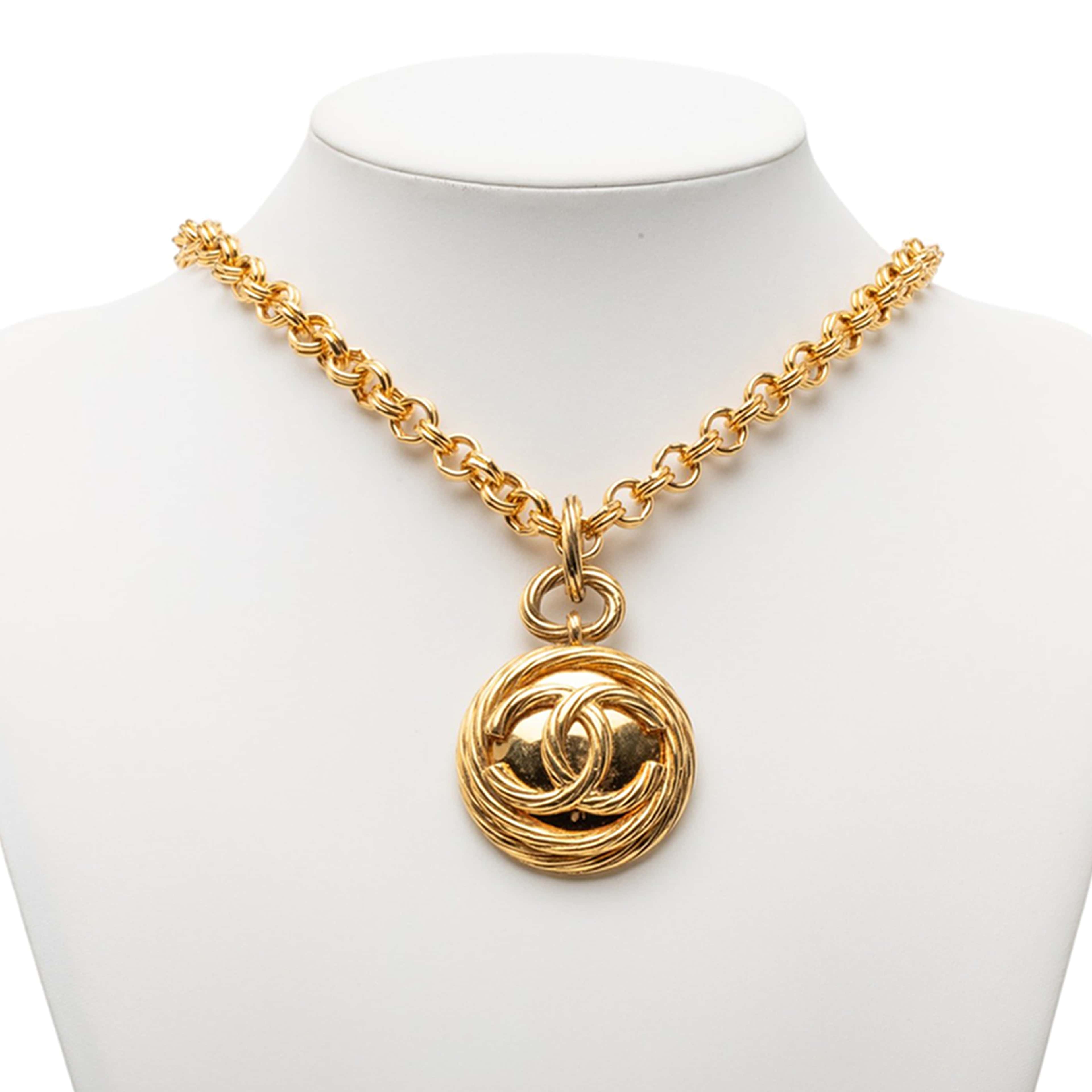 Chanel Mirror Cc Pendant Chain Necklace, från Luxclusif, i färgen gold. Klicka för att öppna bilden i stort format
