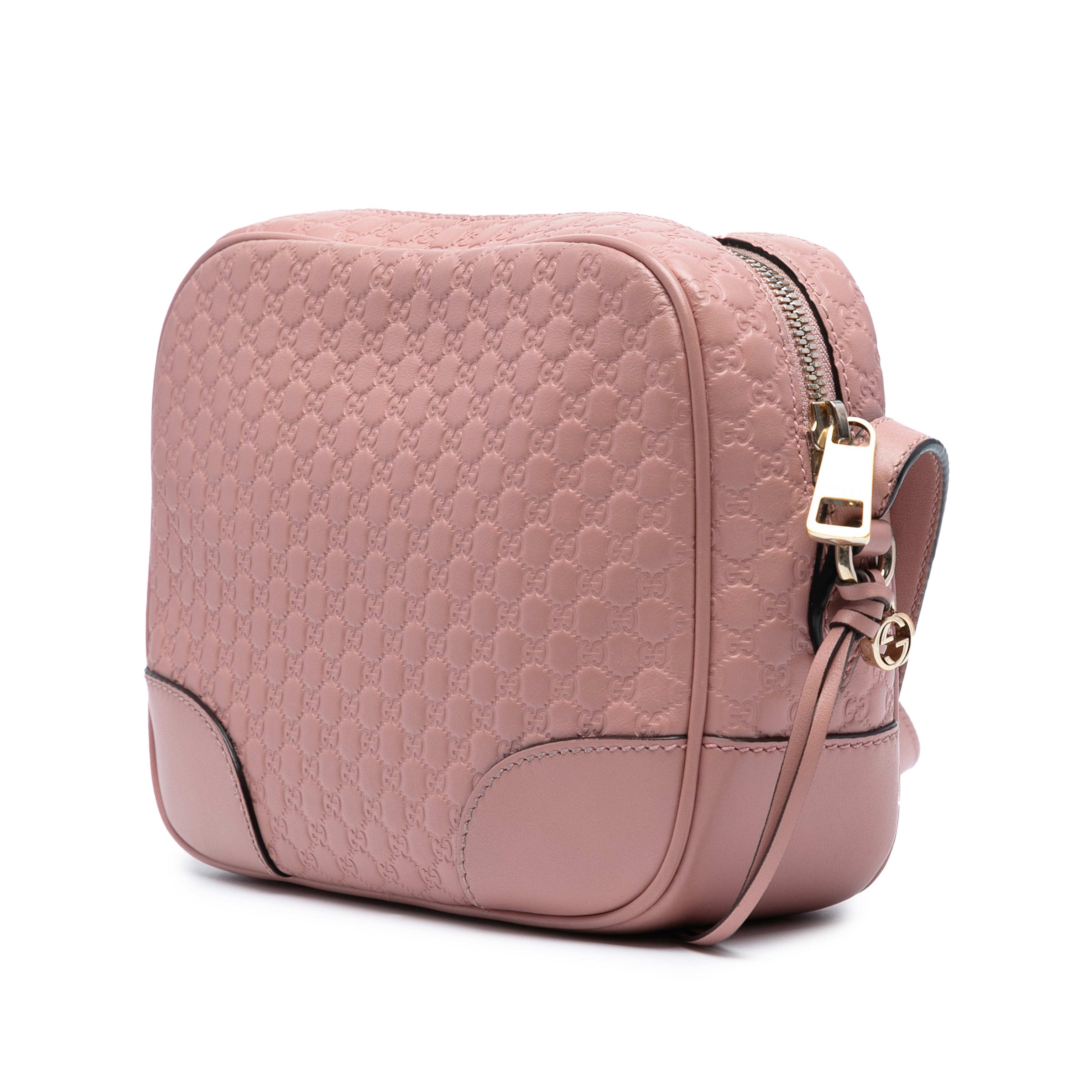 Gucci Microguccissima Bree Crossbody, från Luxclusif, i färgen rosa. Klicka för att öppna bilden i stort format
