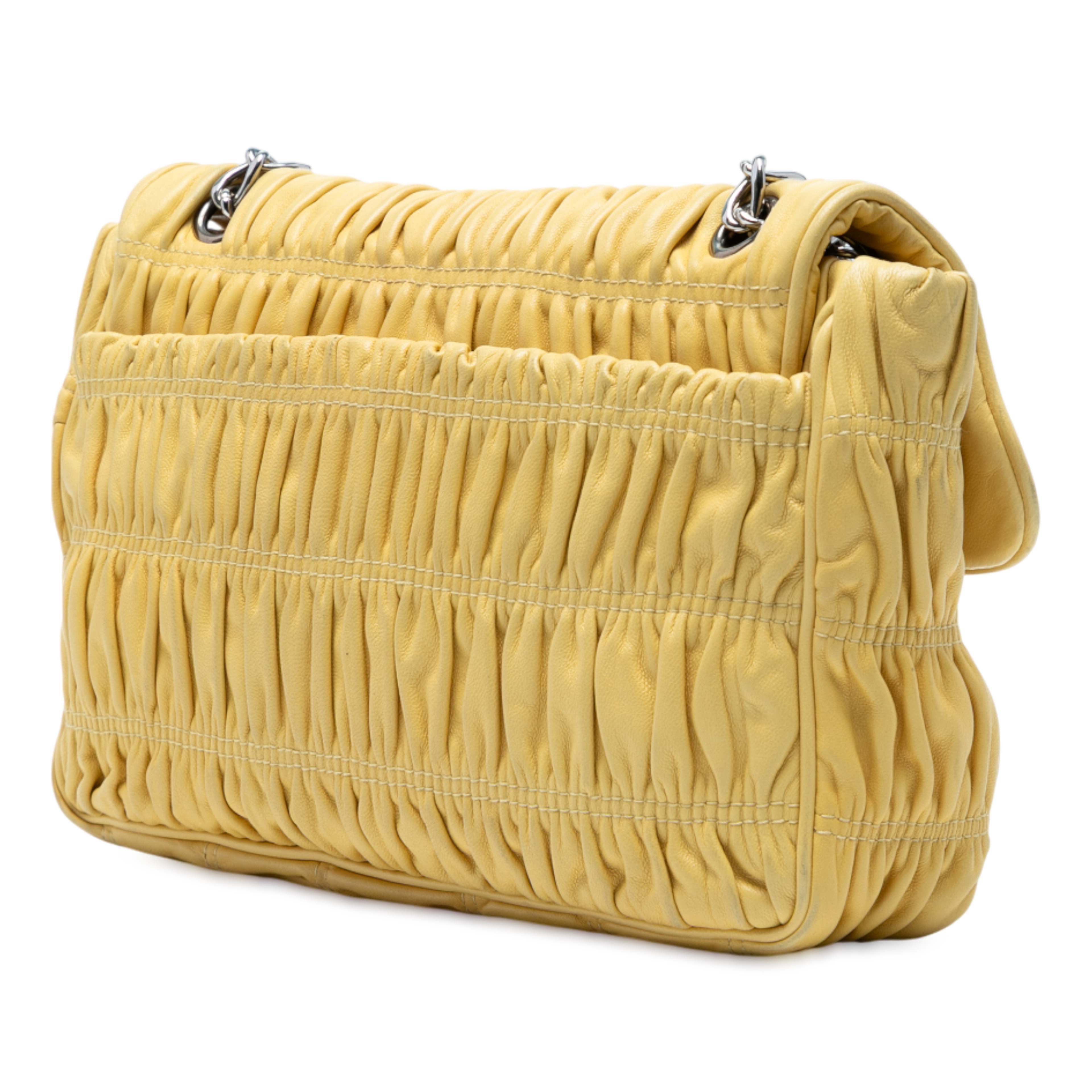 Prada Medium Nappa Gaufre Sound Chain Flap, från Luxclusif, i färgen yellow. Klicka för att öppna bilden i stort format