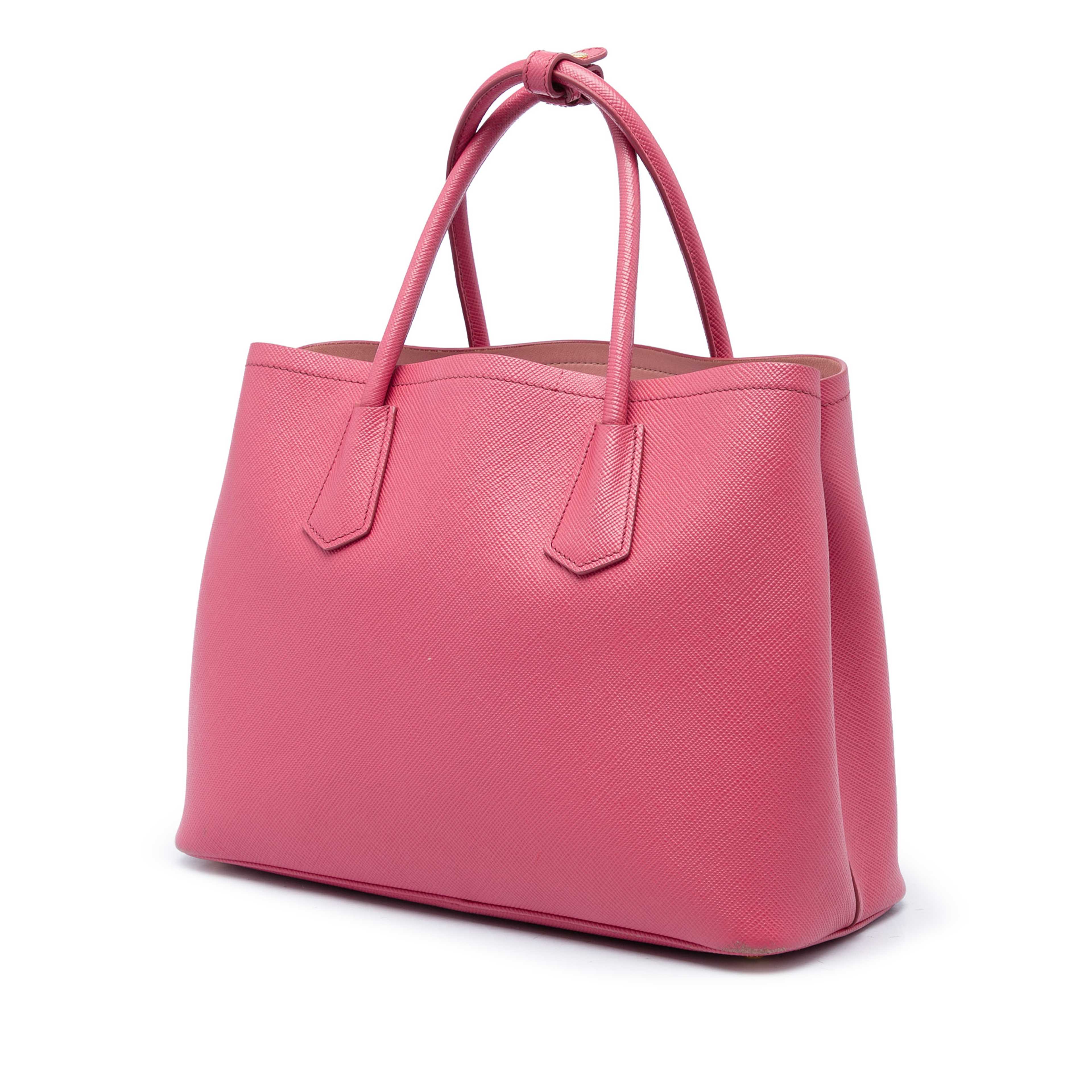 Prada Medium Saffiano Cuir Double Satchel, från Luxclusif, i färgen rosa. Klicka för att öppna bilden i stort format