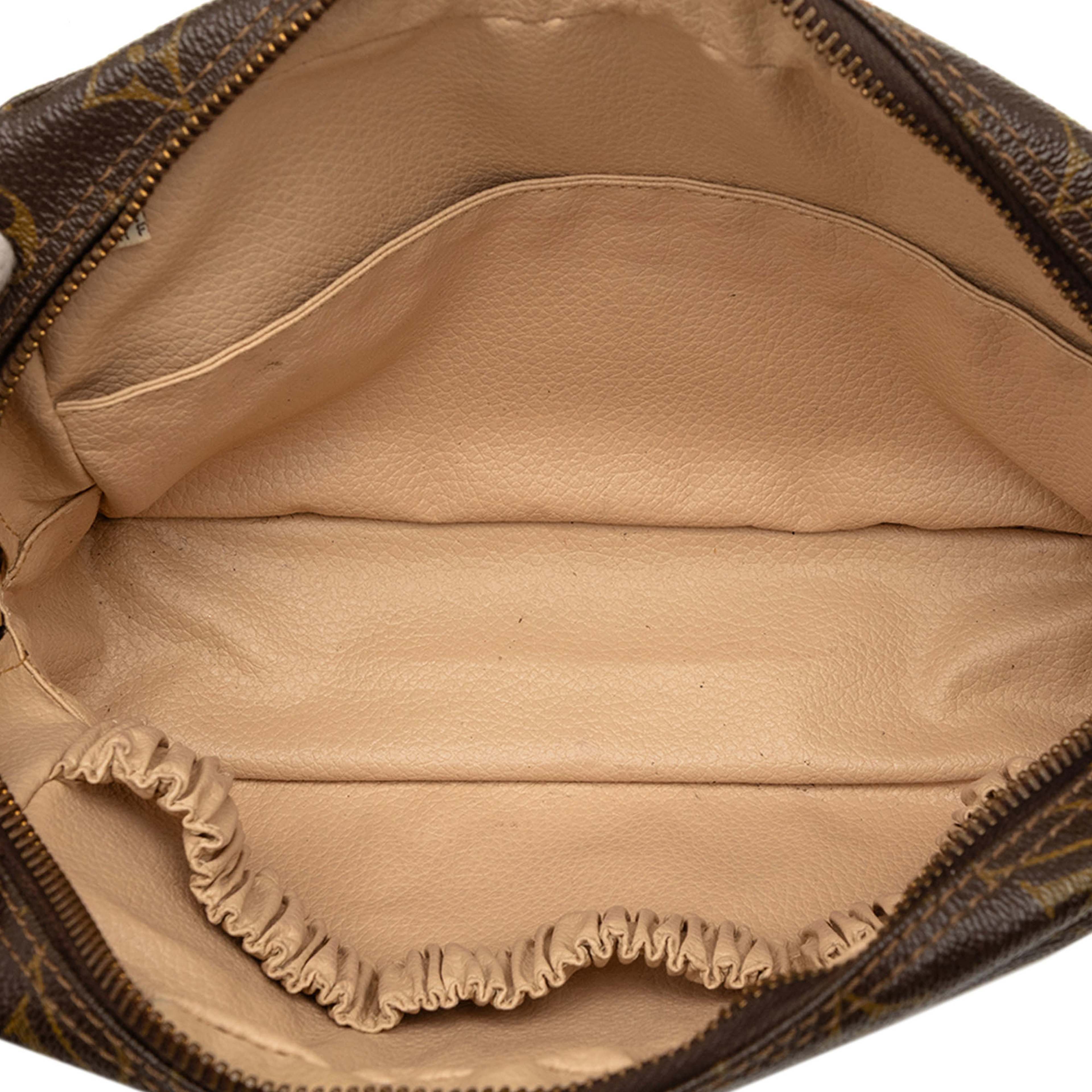 Louis Vuitton Monogram Trousse Toilette 23, från Luxclusif, i färgen brun. Klicka för att öppna bilden i stort format