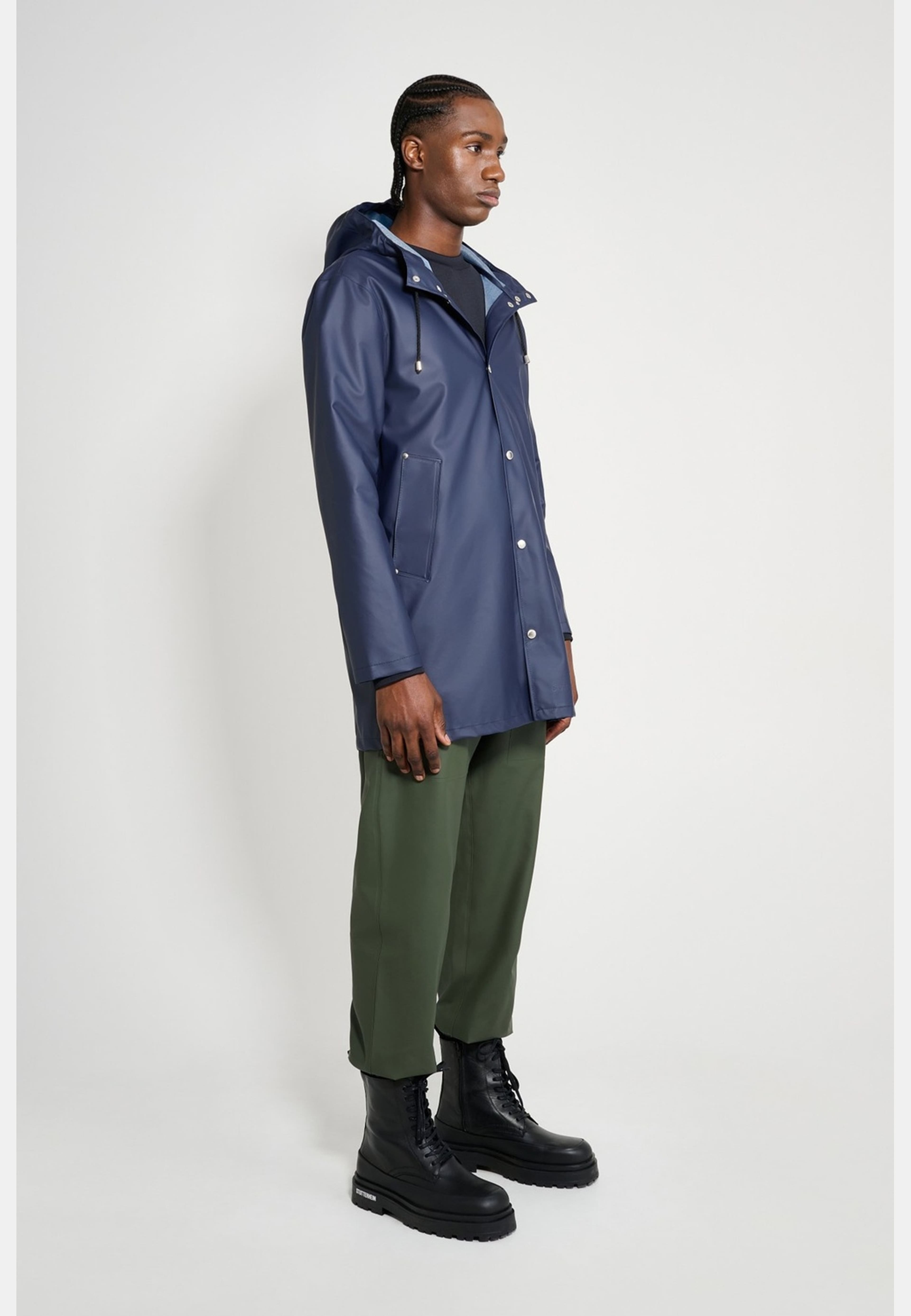 Stockholm Lightweight Raincoat, från Stutterheim, i färgen navy. Klicka för att öppna bilden i stort format