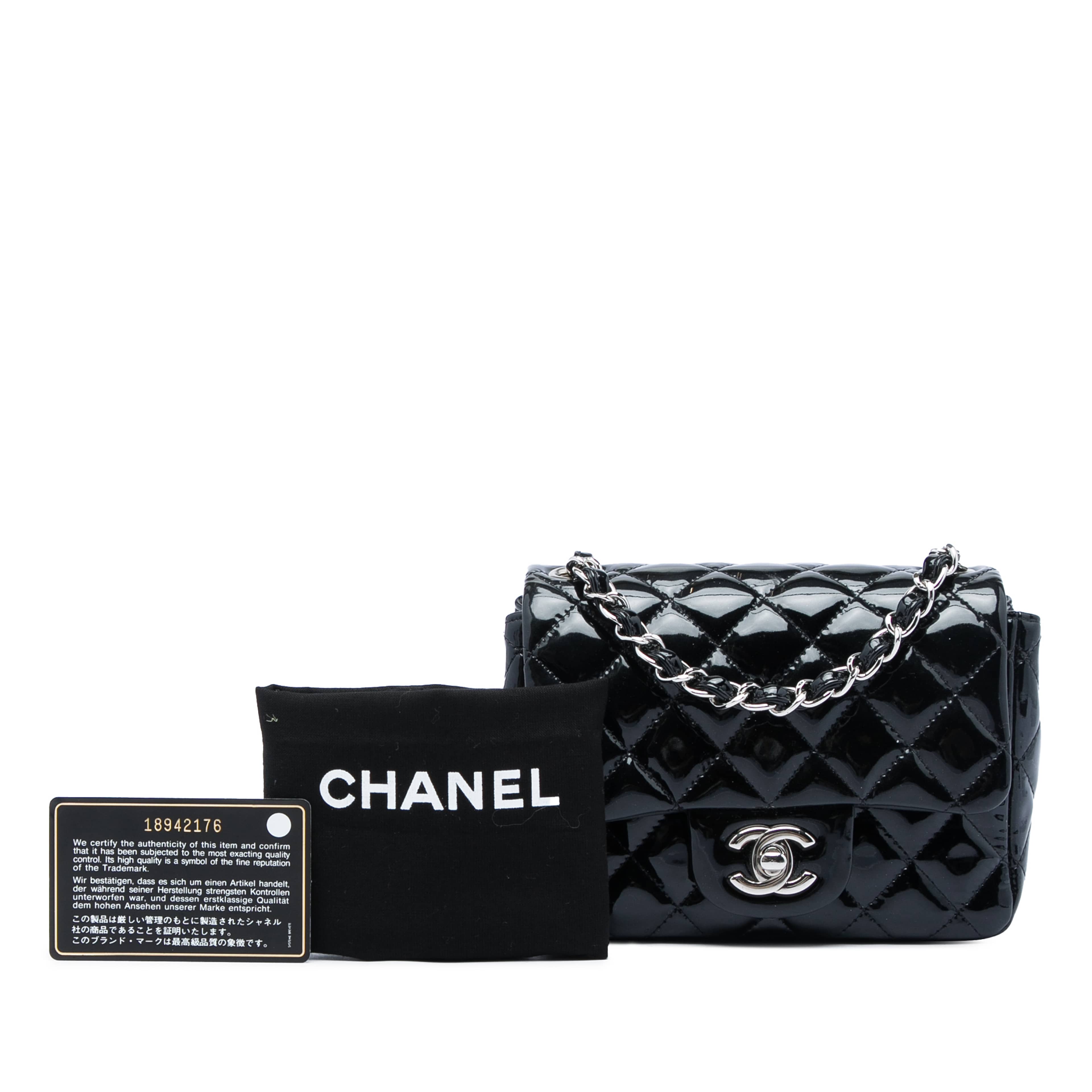 Chanel Mini Square Classic Patent Single Flap, från Luxclusif, i färgen svart. Klicka för att öppna bilden i stort format