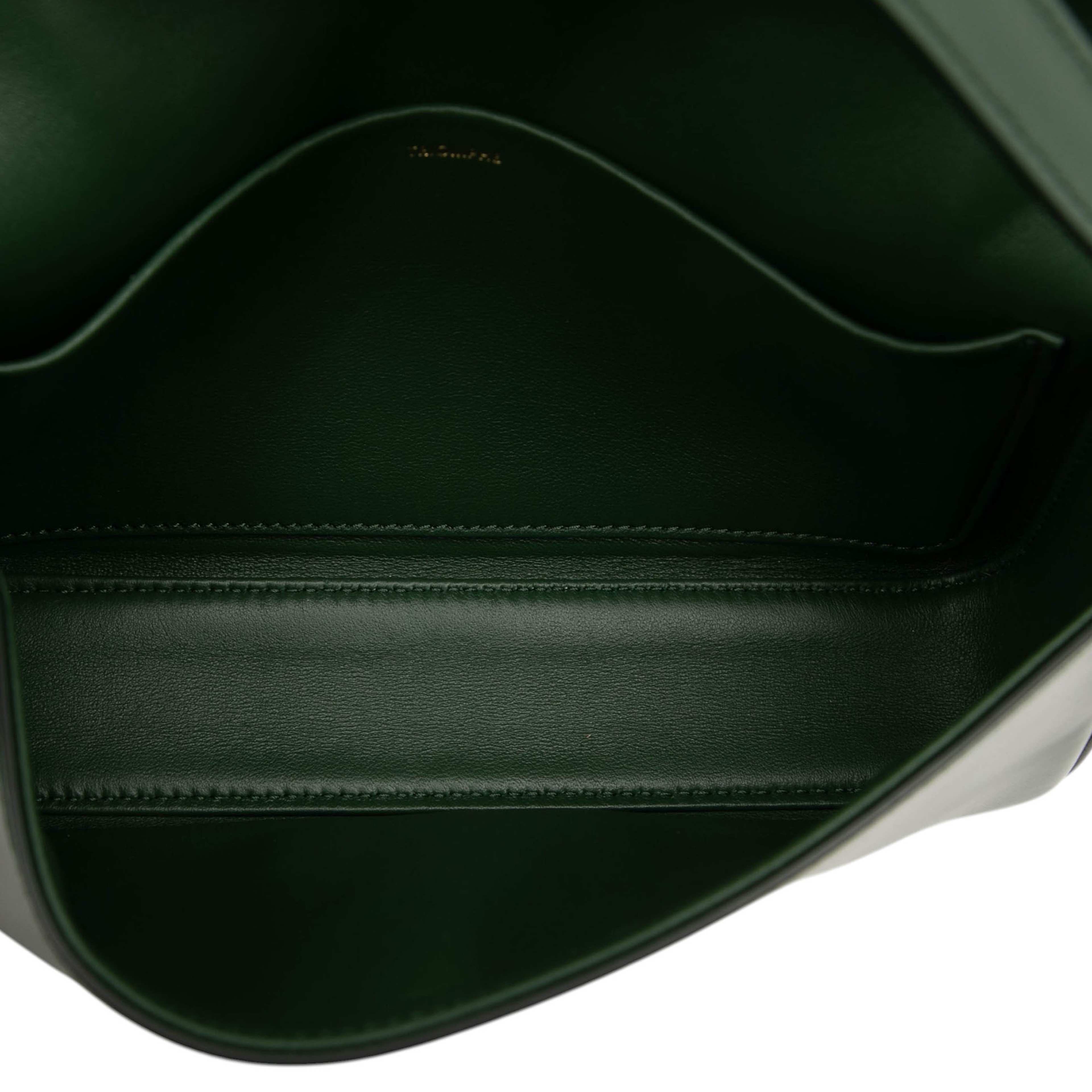 Celine Shiny Calfskin Claude Shoulder Bag, från Luxclusif, i färgen grön. Klicka för att öppna bilden i stort format