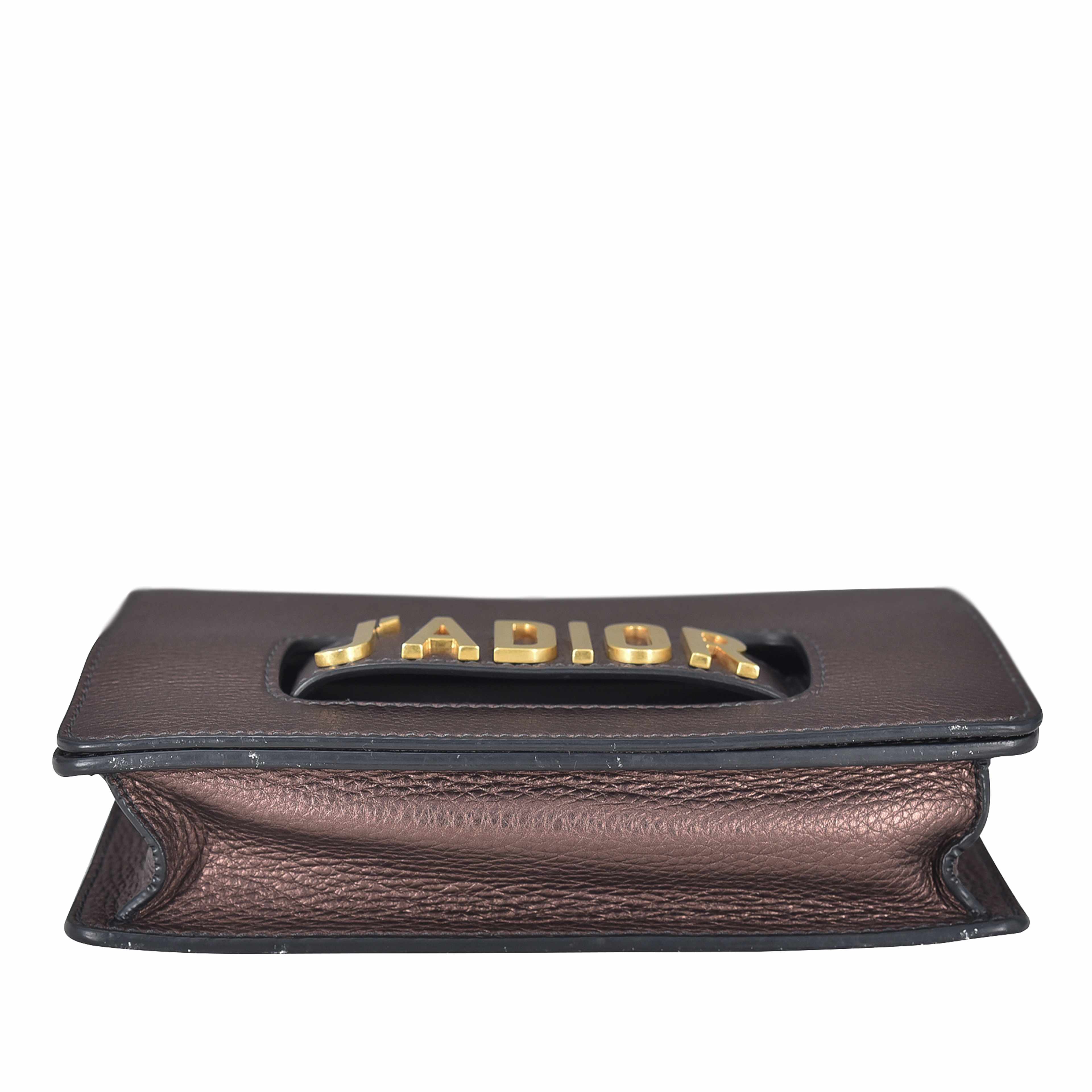 Dior Medium J'adior Chain Flap, från Luxclusif, i färgen bronze. Klicka för att öppna bilden i stort format