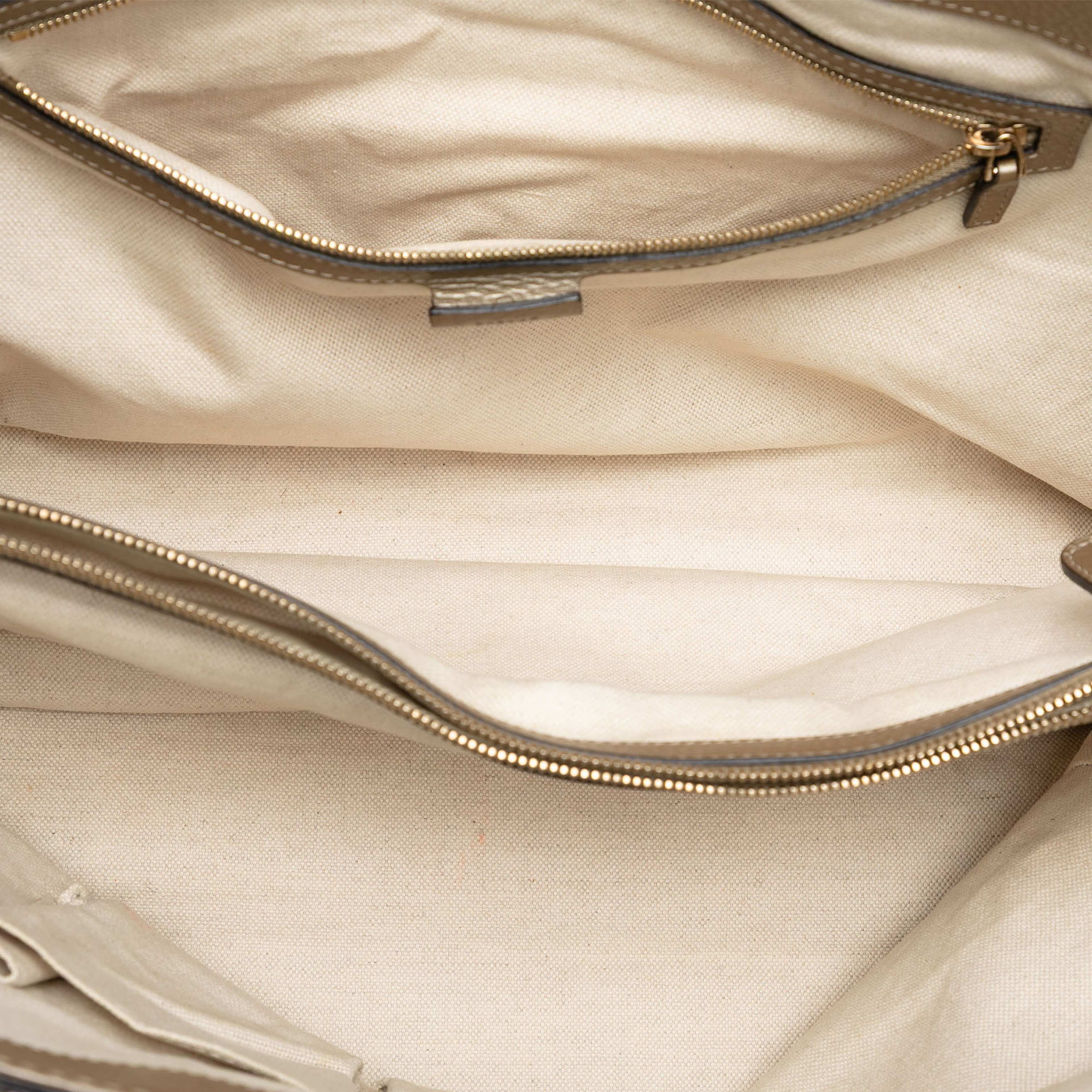 Gucci Metallic Grained Leather Bella Tote, från Luxclusif, i färgen gold. Klicka för att öppna bilden i stort format