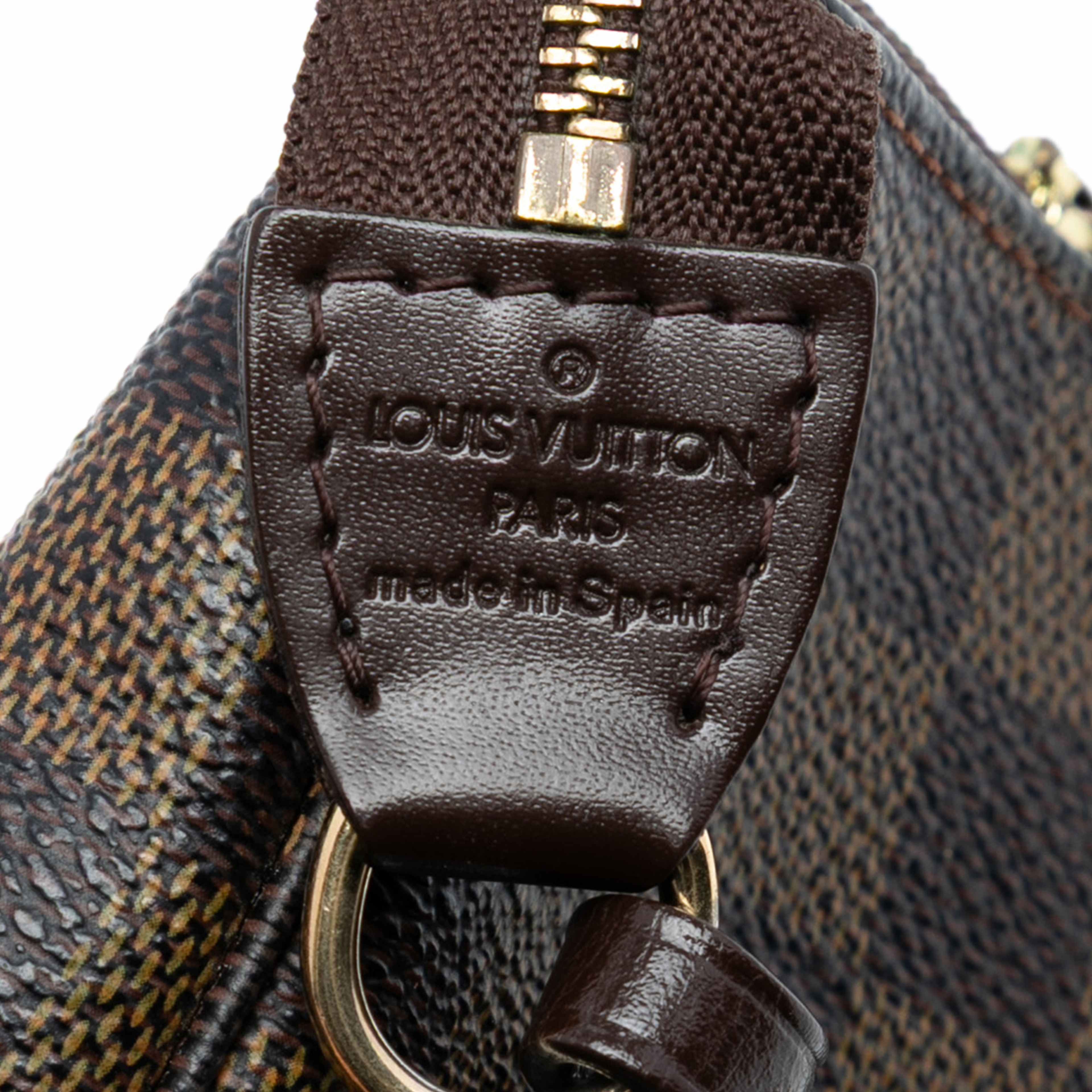 Louis Vuitton Damier Ebene Pochette Accessoires, från Luxclusif, i färgen brown. Klicka för att öppna bilden i stort format