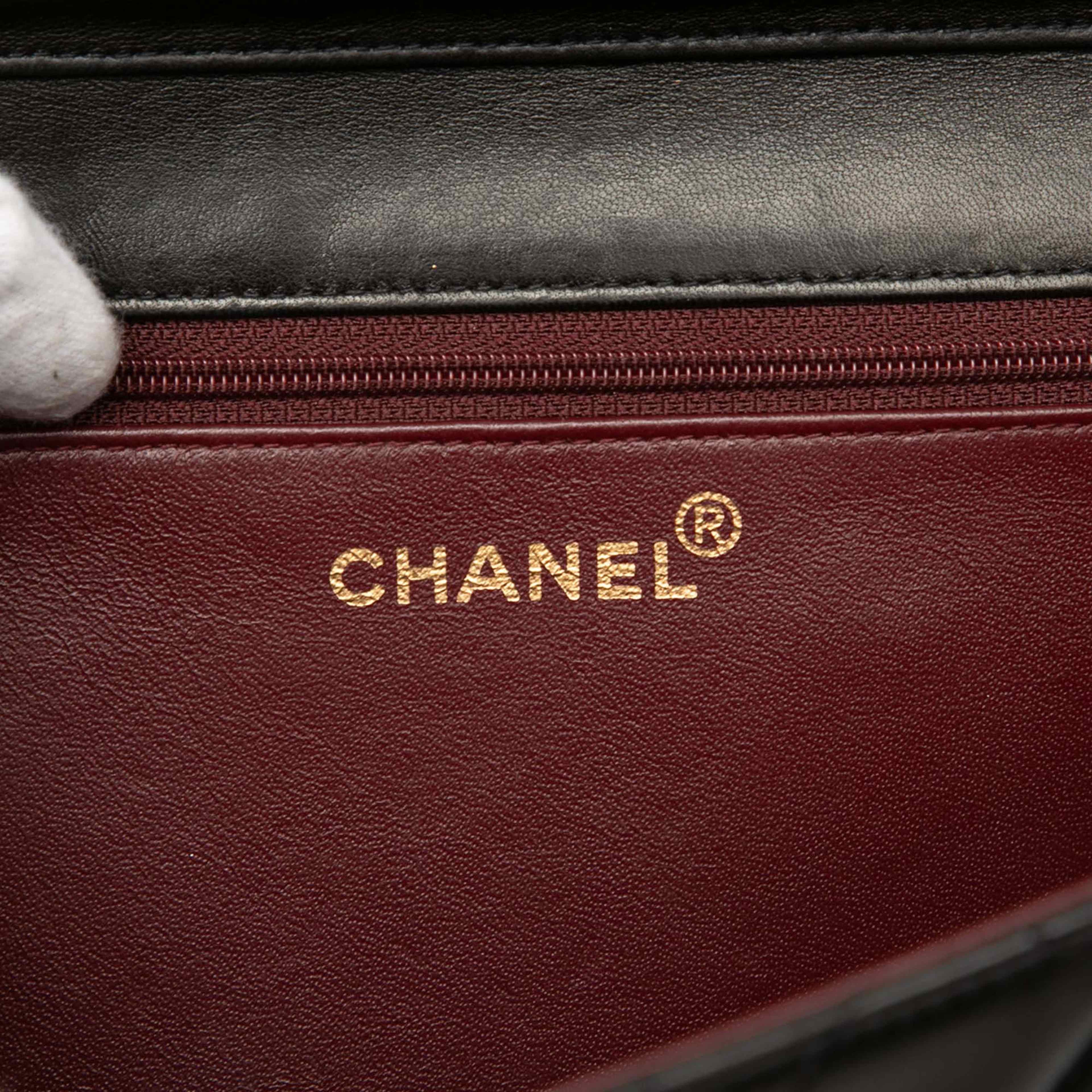 Chanel Medium Cc Quilted Lambskin Single Flap, från Luxclusif, i färgen black. Klicka för att öppna bilden i stort format