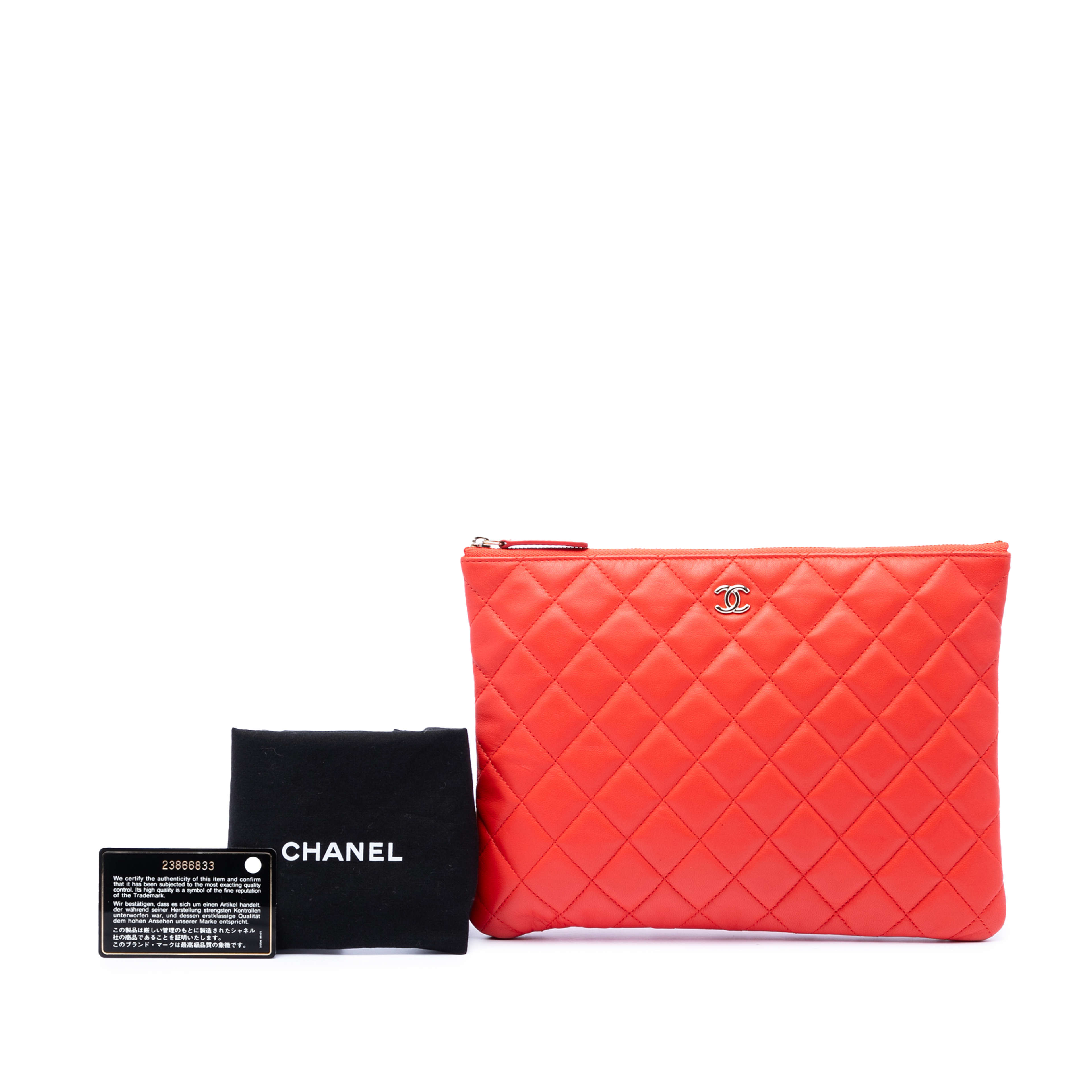 Chanel Medium Quilted Lambskin O Case Clutch, från Luxclusif, i färgen orange. Klicka för att öppna bilden i stort format