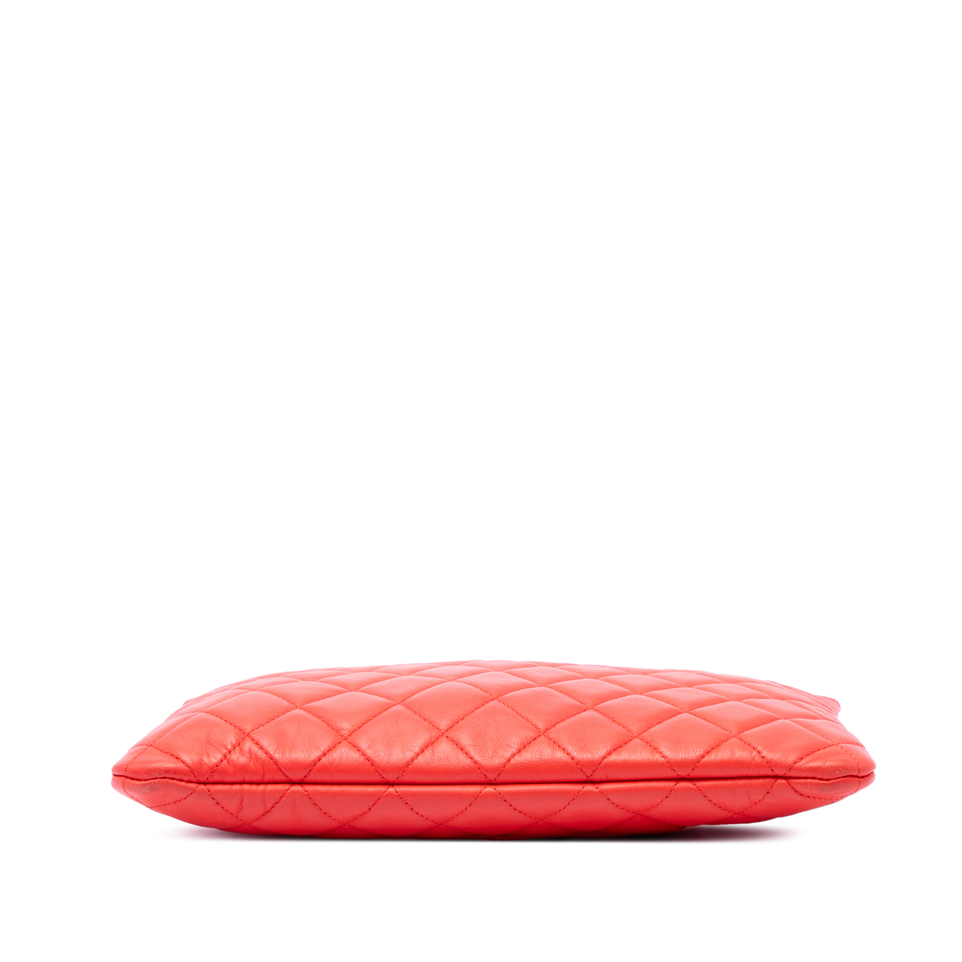 Chanel Medium Quilted Lambskin O Case Clutch, från Luxclusif, i färgen orange. Klicka för att öppna bilden i stort format