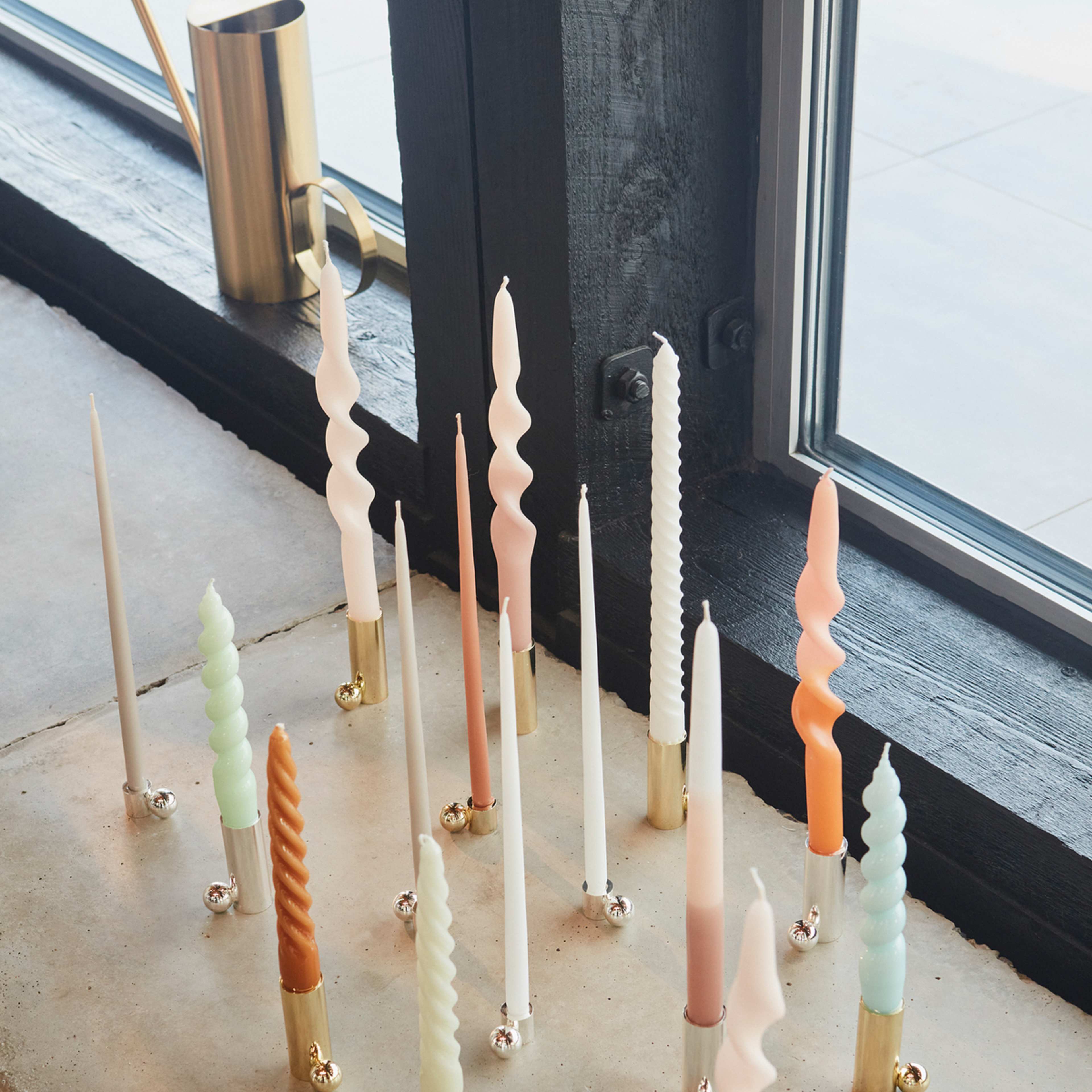 Palloa Solid Brass Candleholder - Low, från OYOY Living, i färgen brushed brass. Klicka för att öppna bilden i stort format