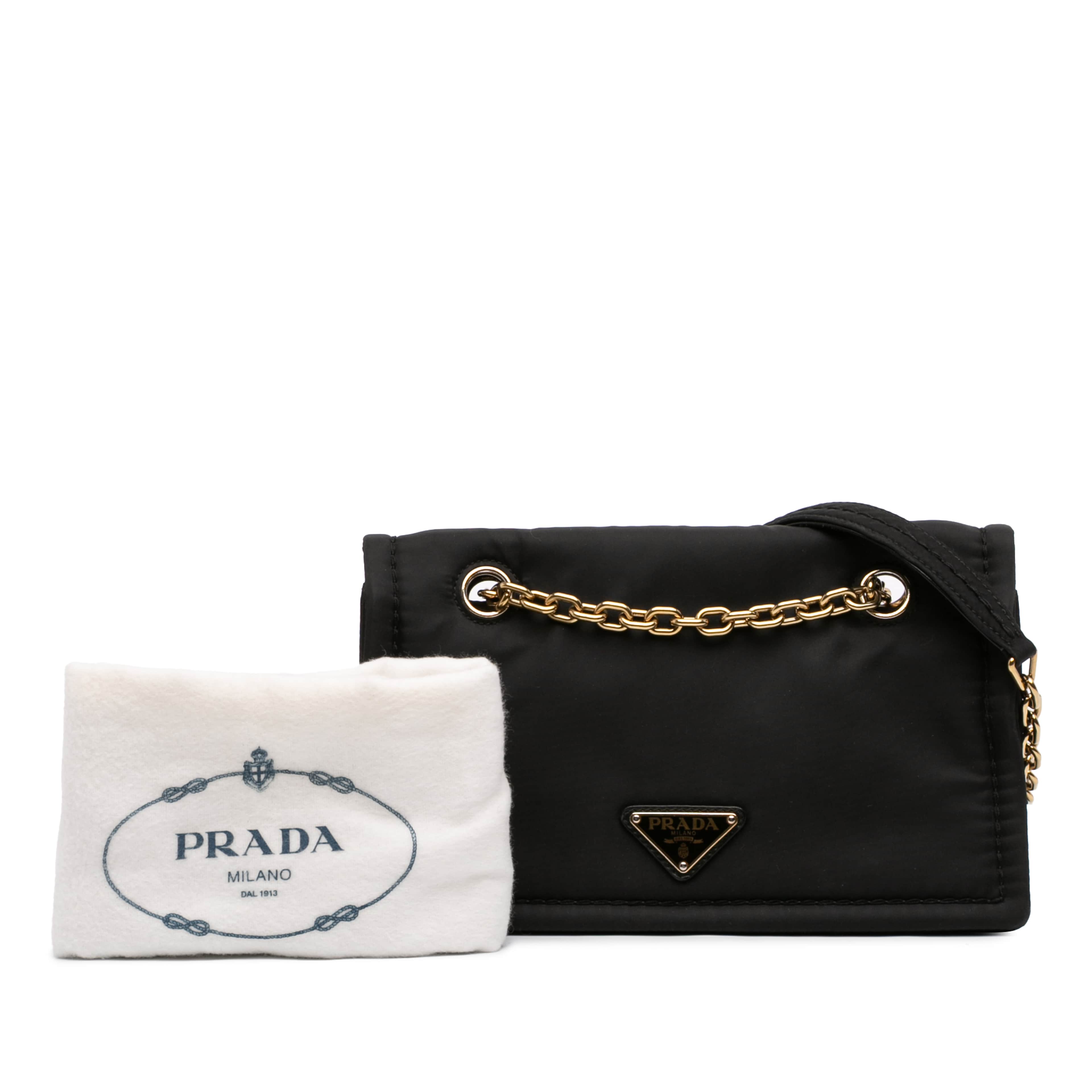 Prada Tessuto Chain Flap Crossbody, från Luxclusif, i färgen svart. Klicka för att öppna bilden i stort format