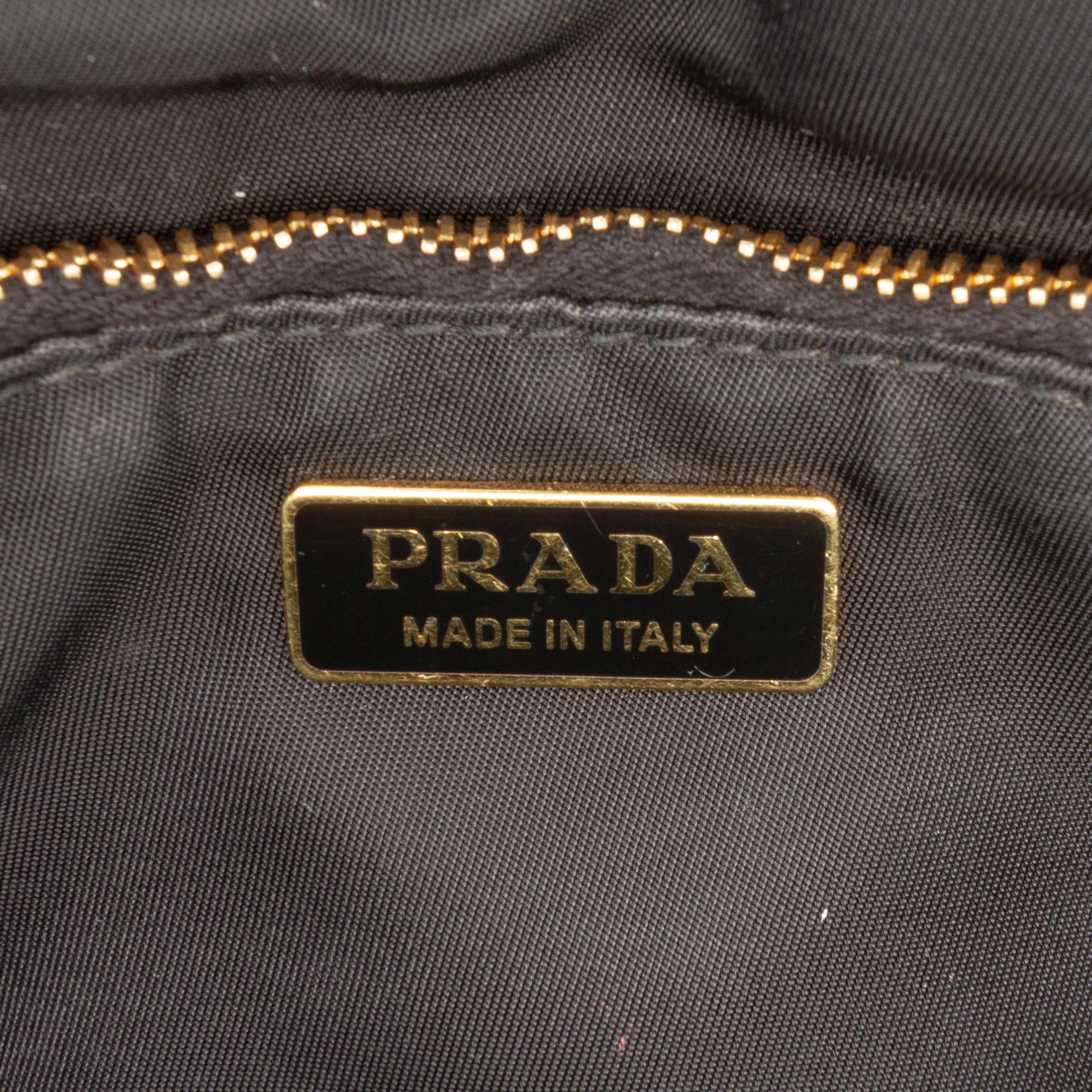 Prada Tessuto Chain Flap Crossbody, från Luxclusif, i färgen black. Klicka för att öppna bilden i stort format
