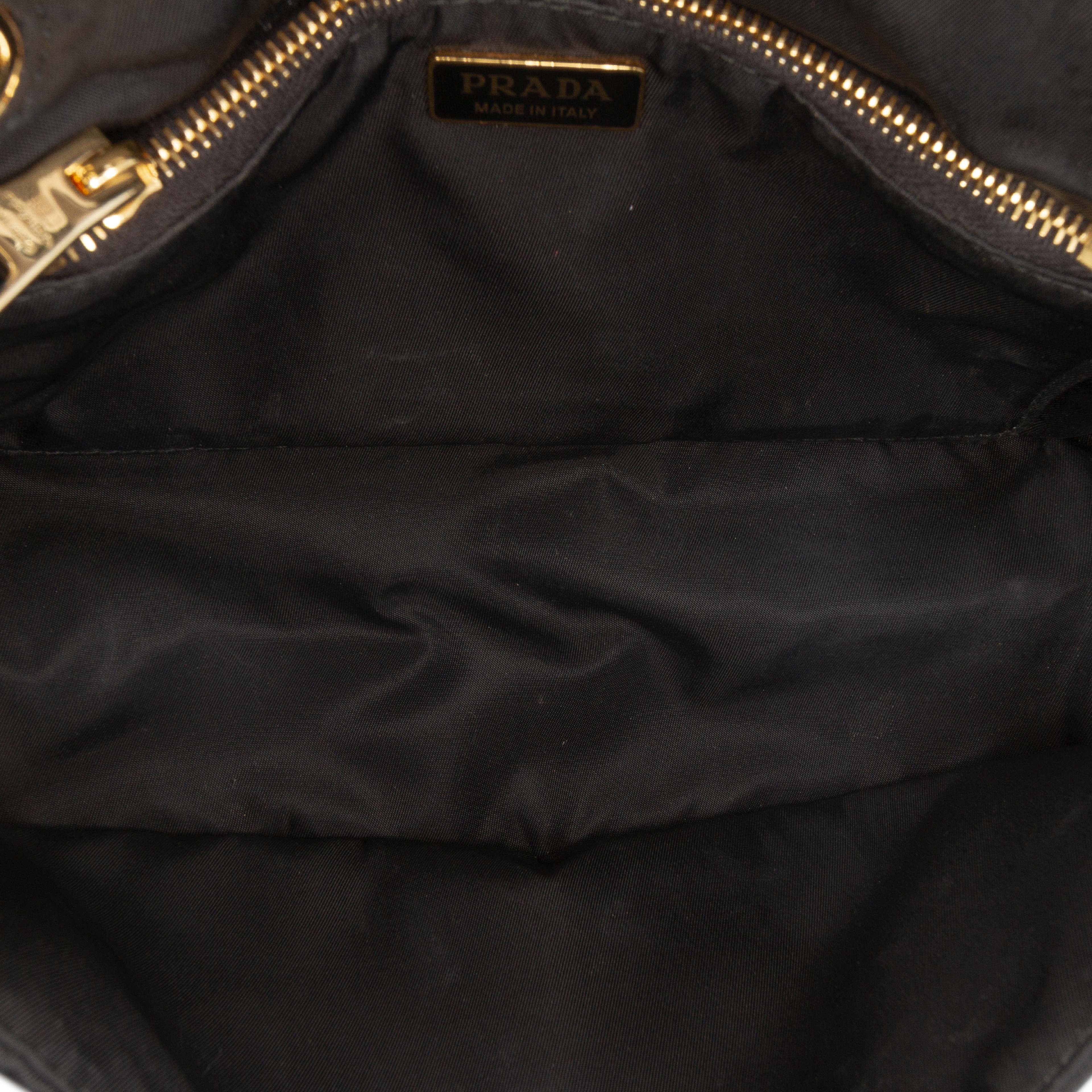 Prada Tessuto Chain Flap Crossbody, från Luxclusif, i färgen black. Klicka för att öppna bilden i stort format