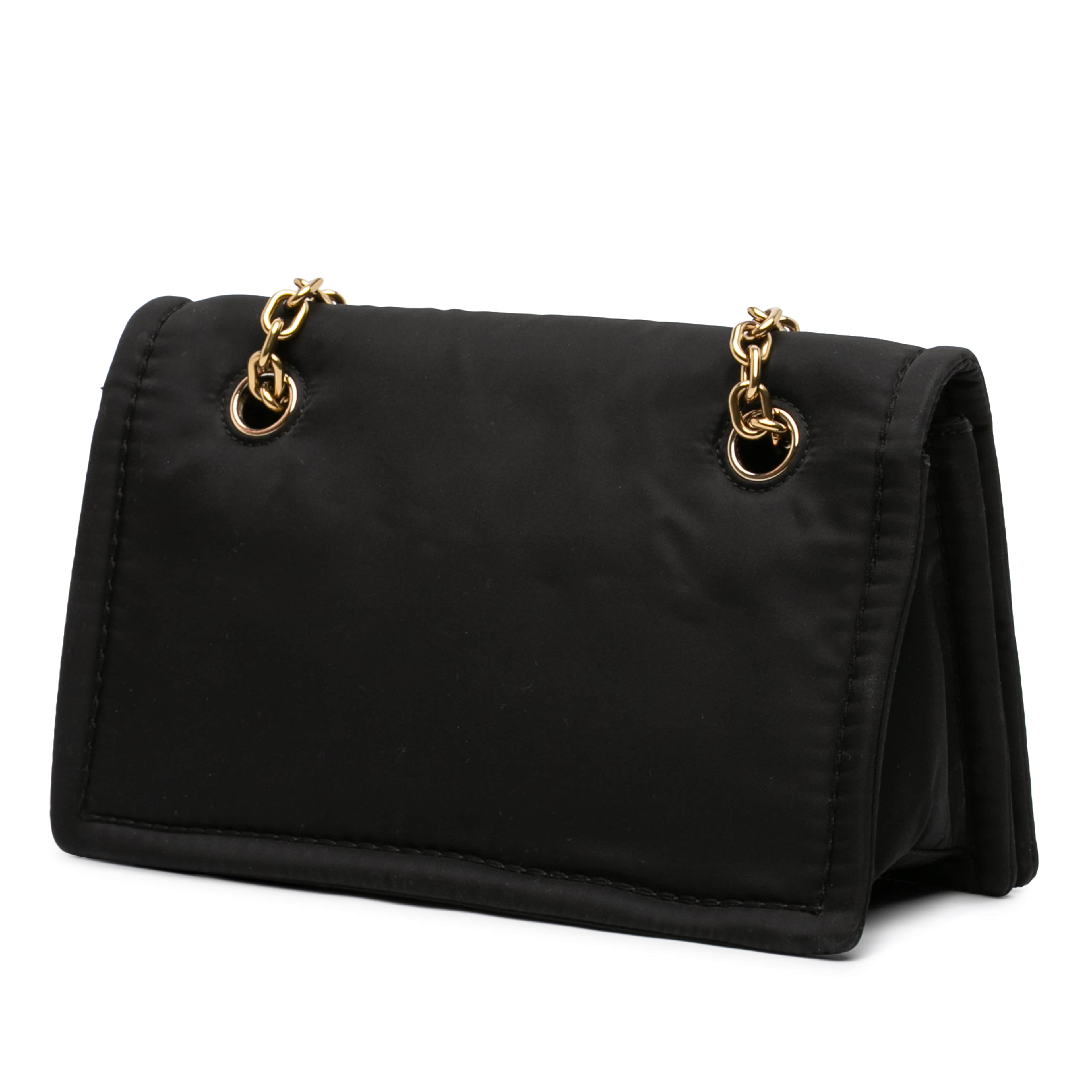 Prada Tessuto Chain Flap Crossbody, från Luxclusif, i färgen black. Klicka för att öppna bilden i stort format