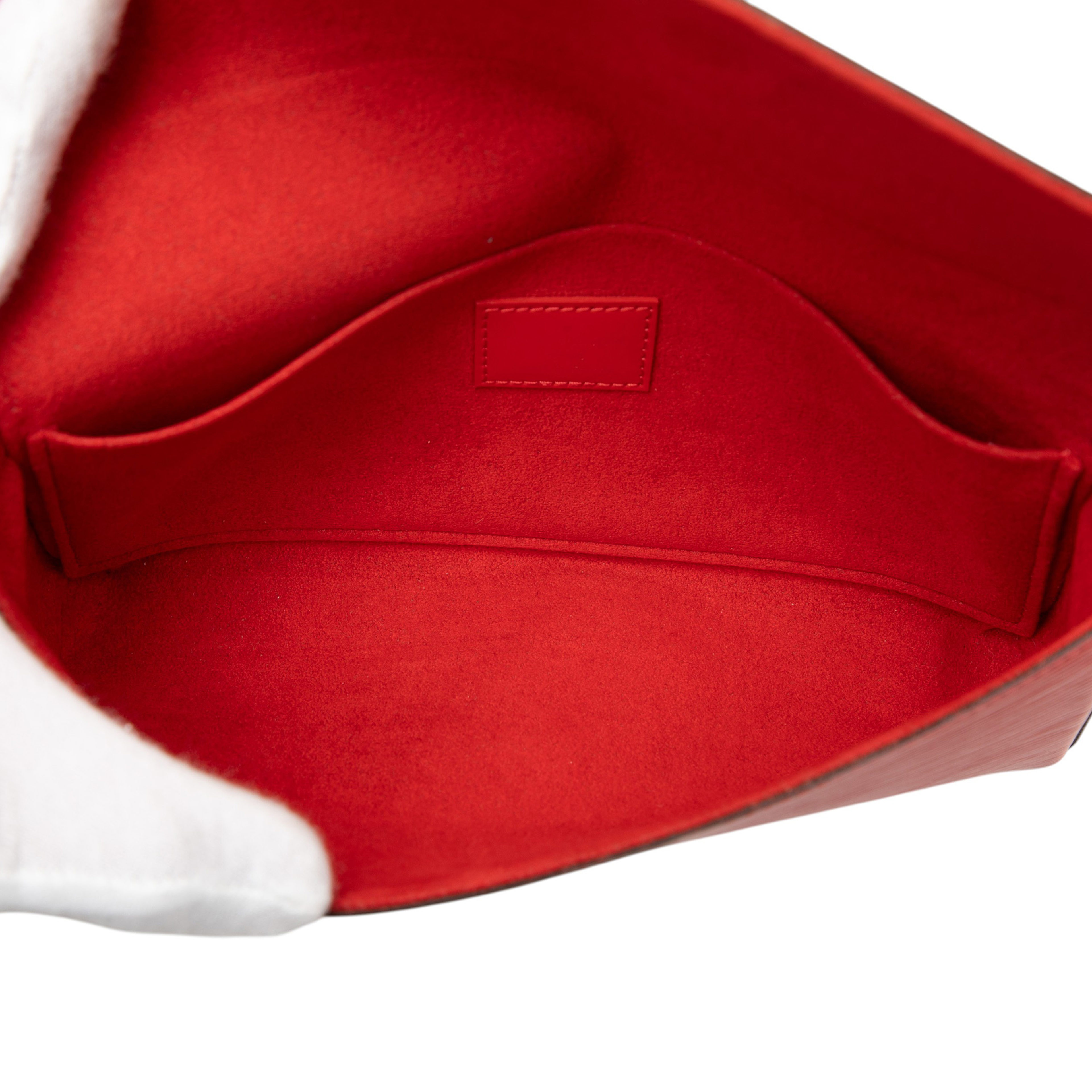 Louis Vuitton Epi Pochette Felicie, från Luxclusif, i färgen red. Klicka för att öppna bilden i stort format