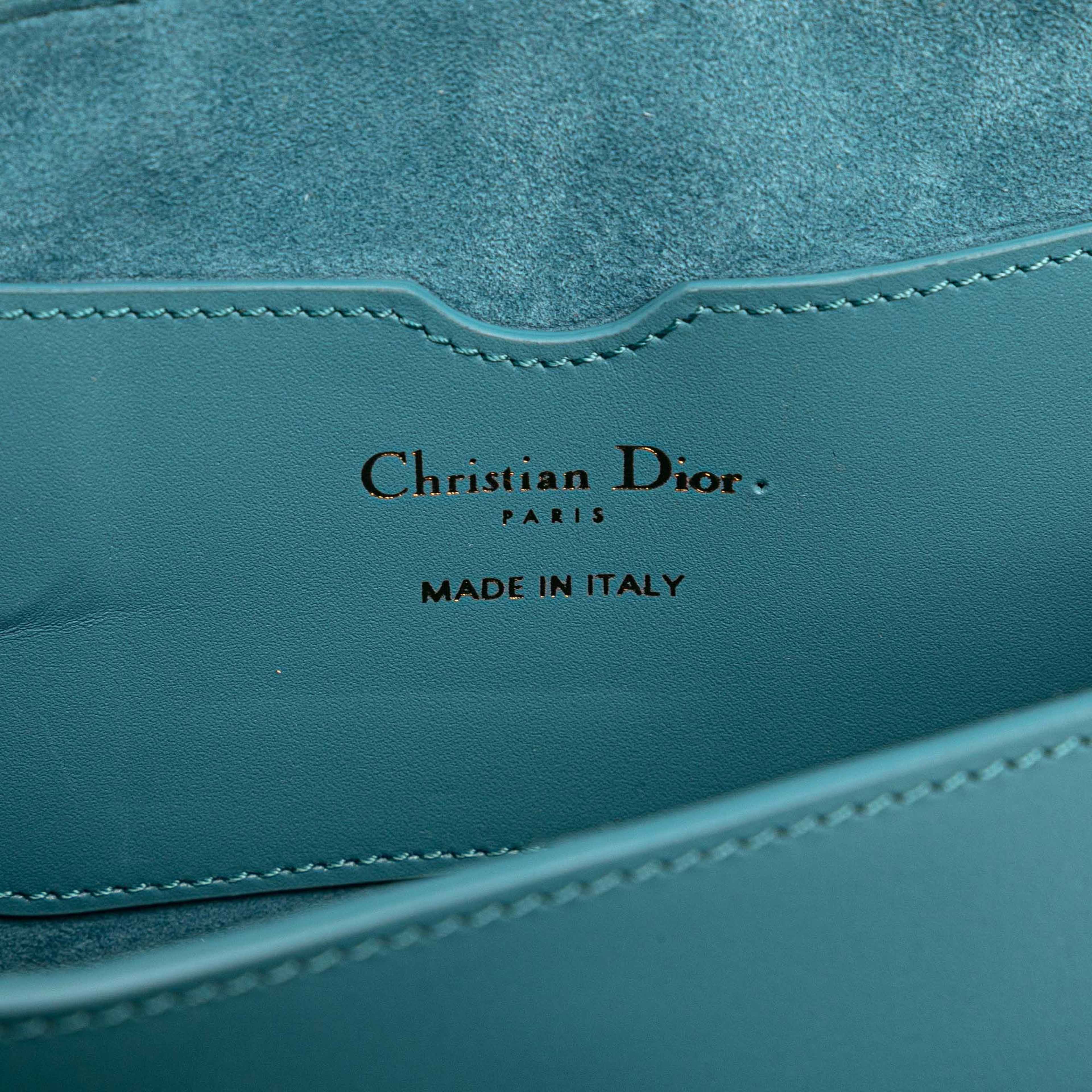 Dior Calfskin Bobby East West Crossbody, från Luxclusif, i färgen light blue. Klicka för att öppna bilden i stort format