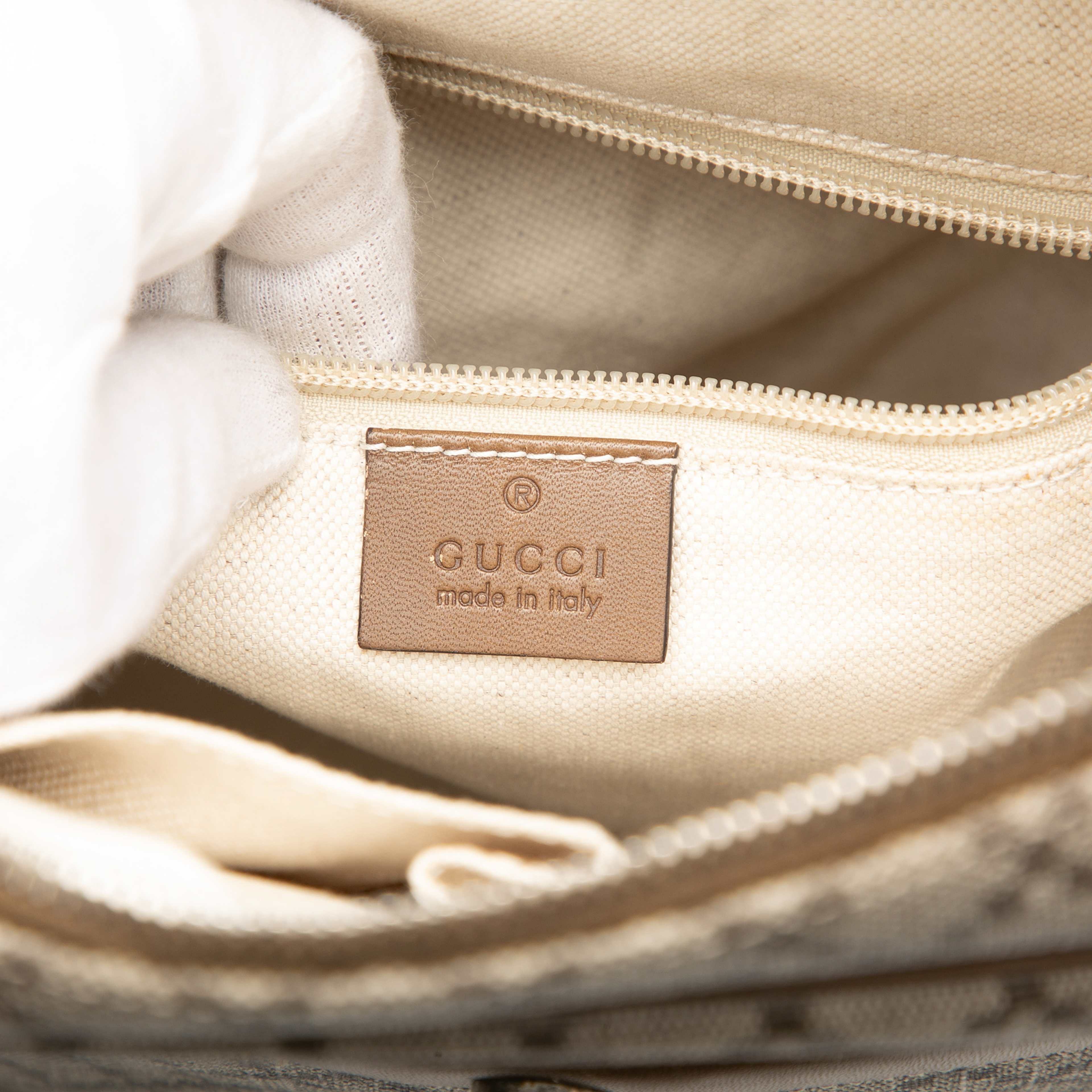 Gucci Diamante Coated Canvas Zip Crossbody, från Luxclusif, i färgen beige. Klicka för att öppna bilden i stort format