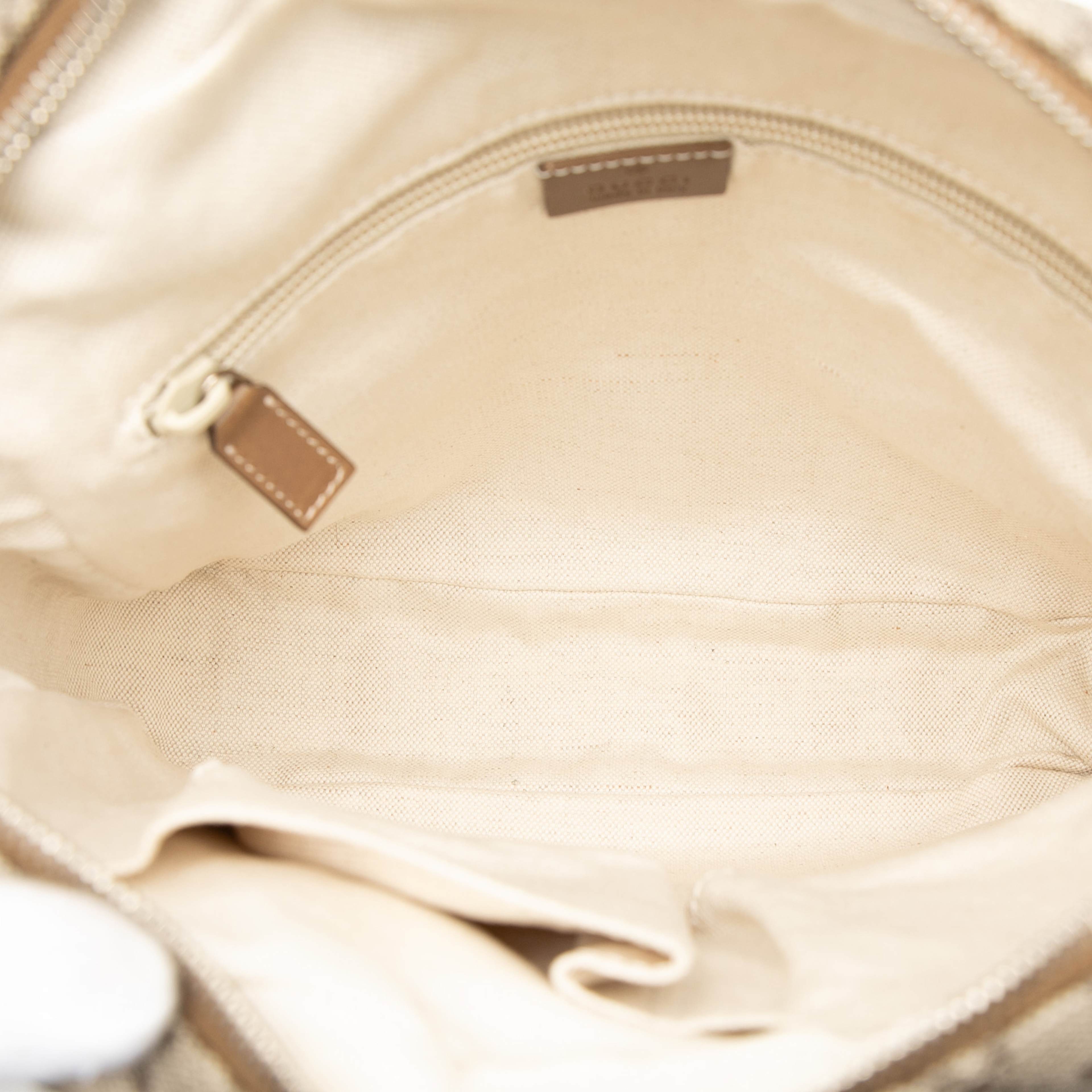 Gucci Diamante Coated Canvas Zip Crossbody, från Luxclusif, i färgen beige. Klicka för att öppna bilden i stort format