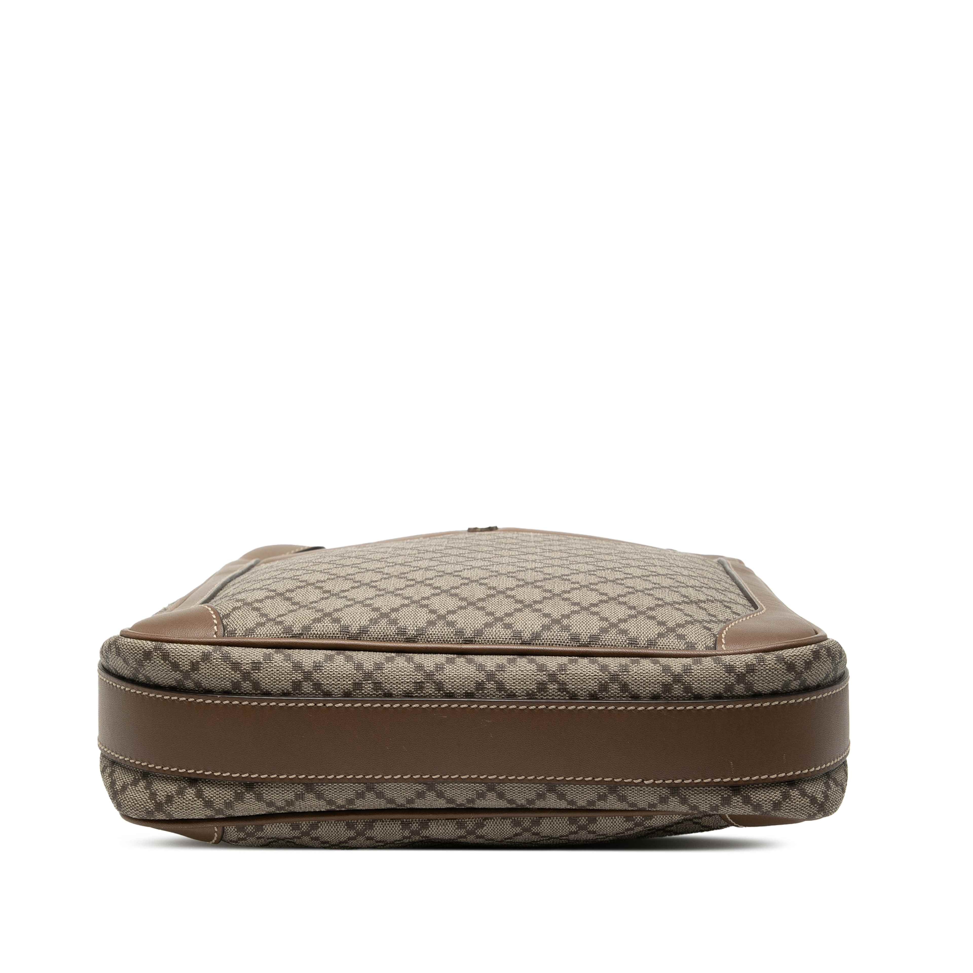 Gucci Diamante Coated Canvas Zip Crossbody, från Luxclusif, i färgen beige. Klicka för att öppna bilden i stort format