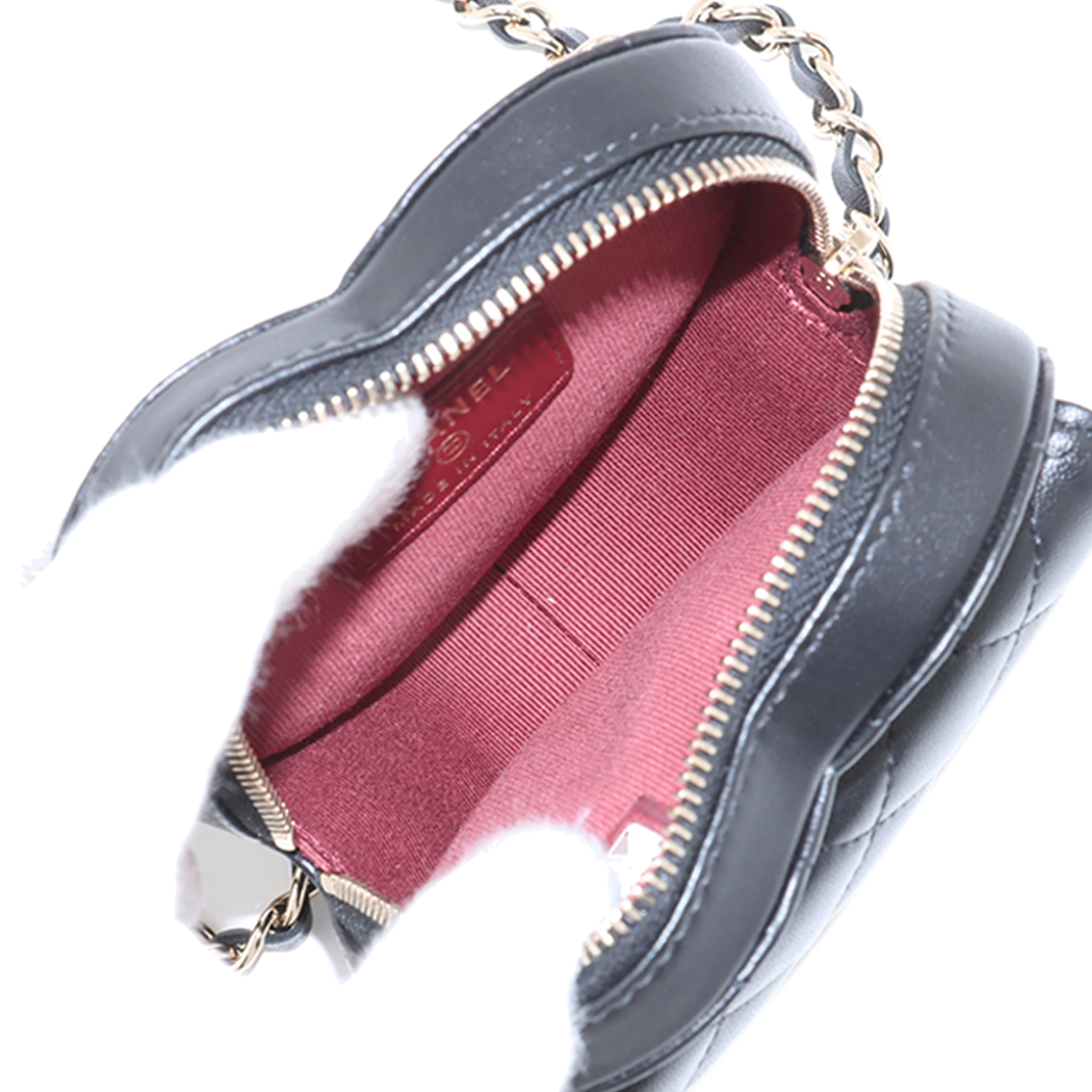 Chanel Mini Lambskin Cc In Love Heart Belt Bag, från Luxclusif, i färgen black. Klicka för att öppna bilden i stort format