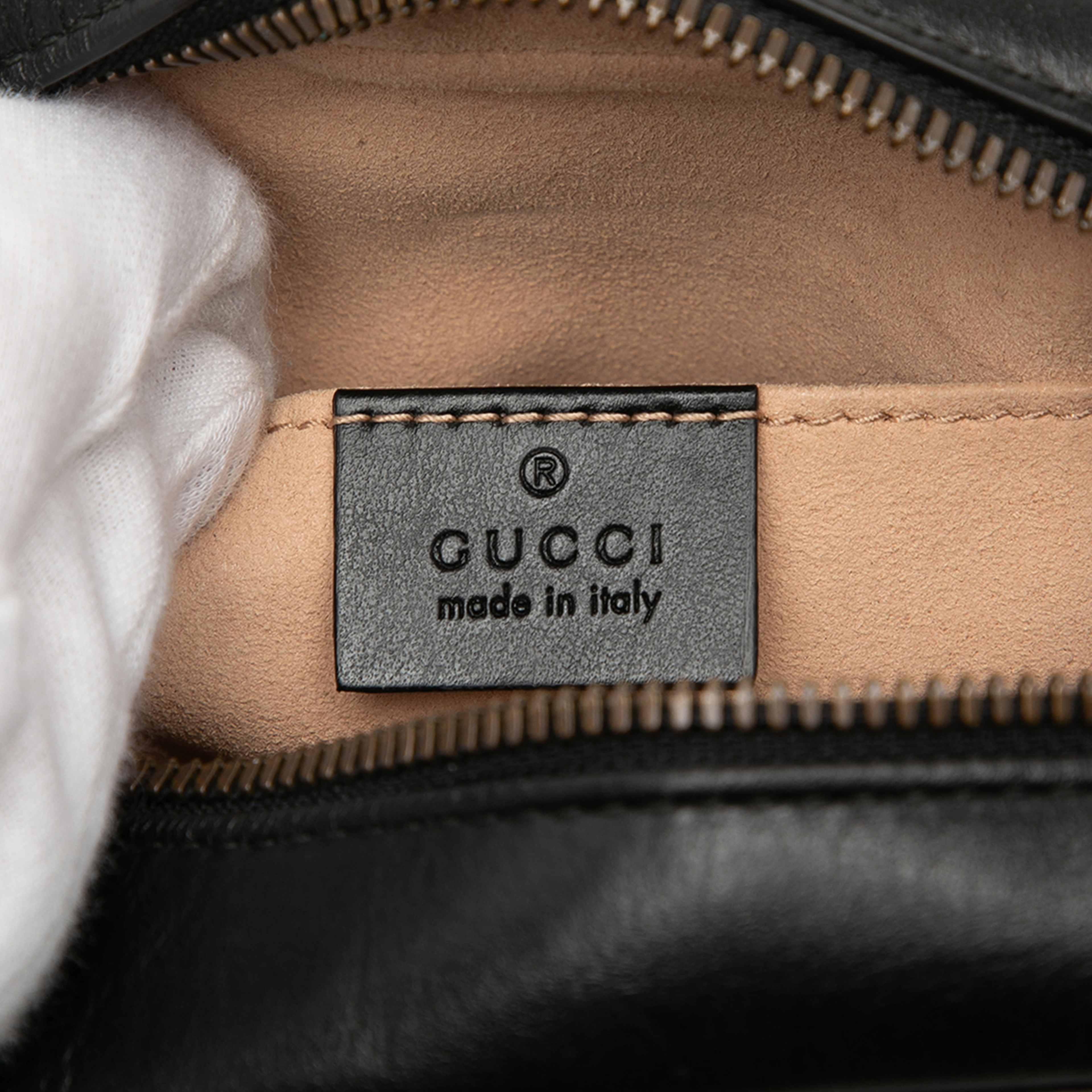 Gucci Small Gg Marmont Matelasse Leather Crossbody, från Luxclusif, i färgen black. Klicka för att öppna bilden i stort format