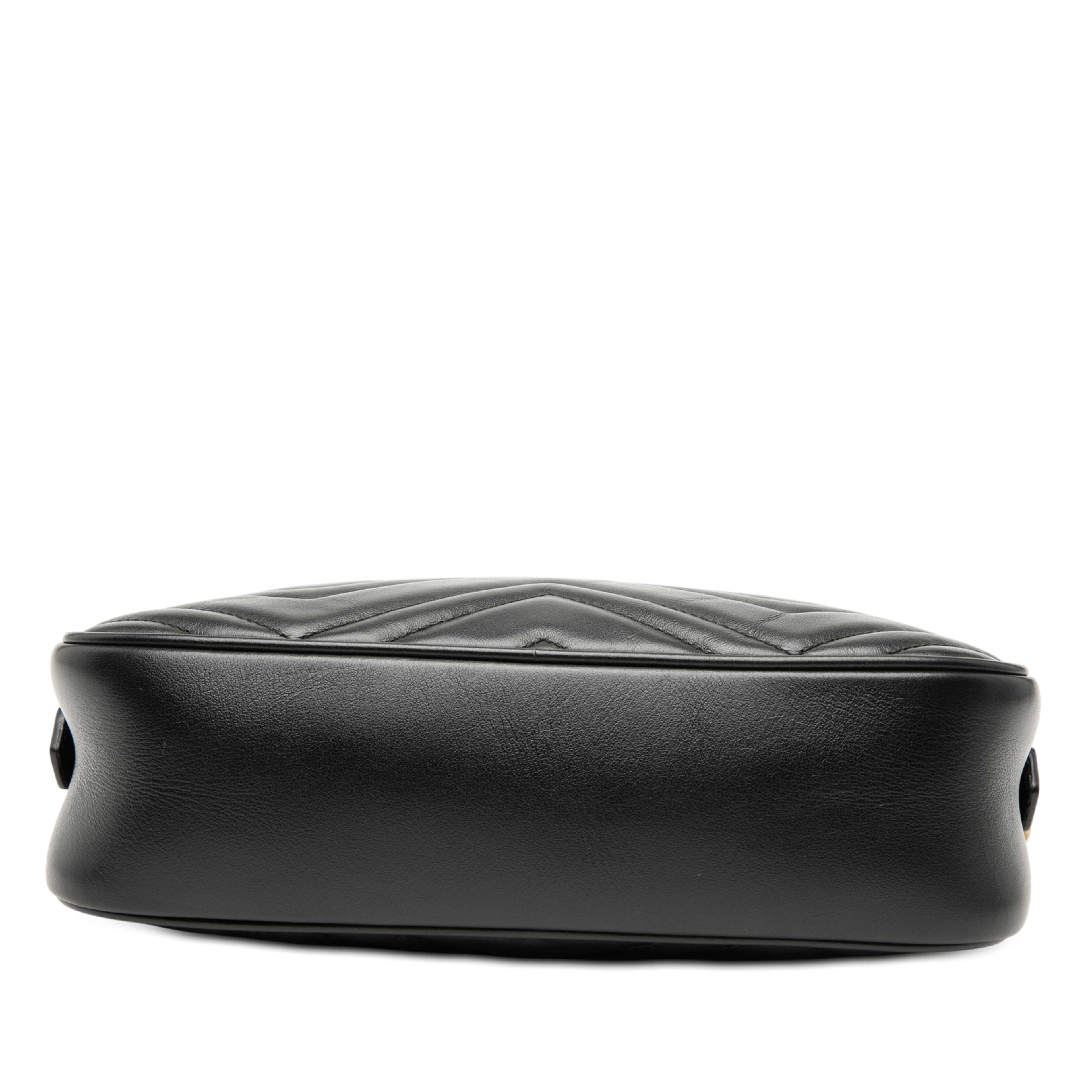 Gucci Small Gg Marmont Matelasse Leather Crossbody, från Luxclusif, i färgen black. Klicka för att öppna bilden i stort format