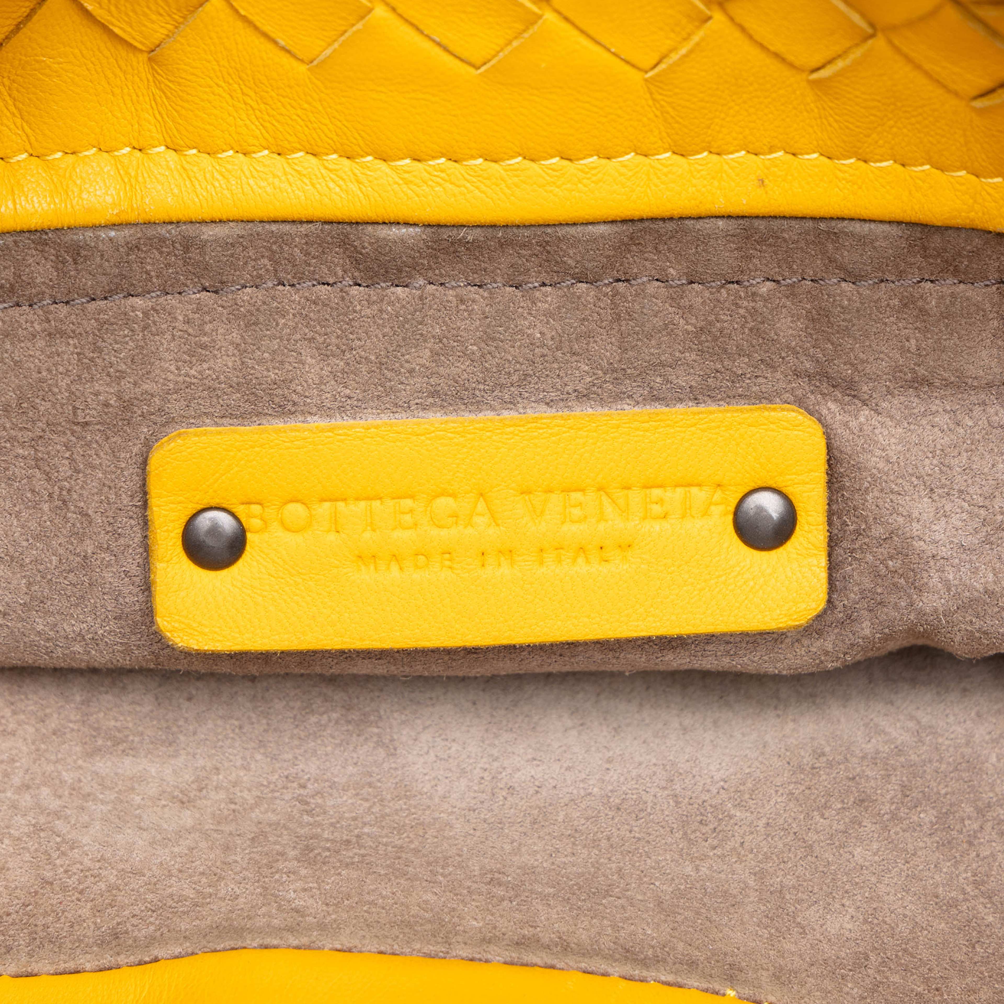 Bottega Veneta Nappa Intrecciato Bucket Bag, från Luxclusif, i färgen gul. Klicka för att öppna bilden i stort format