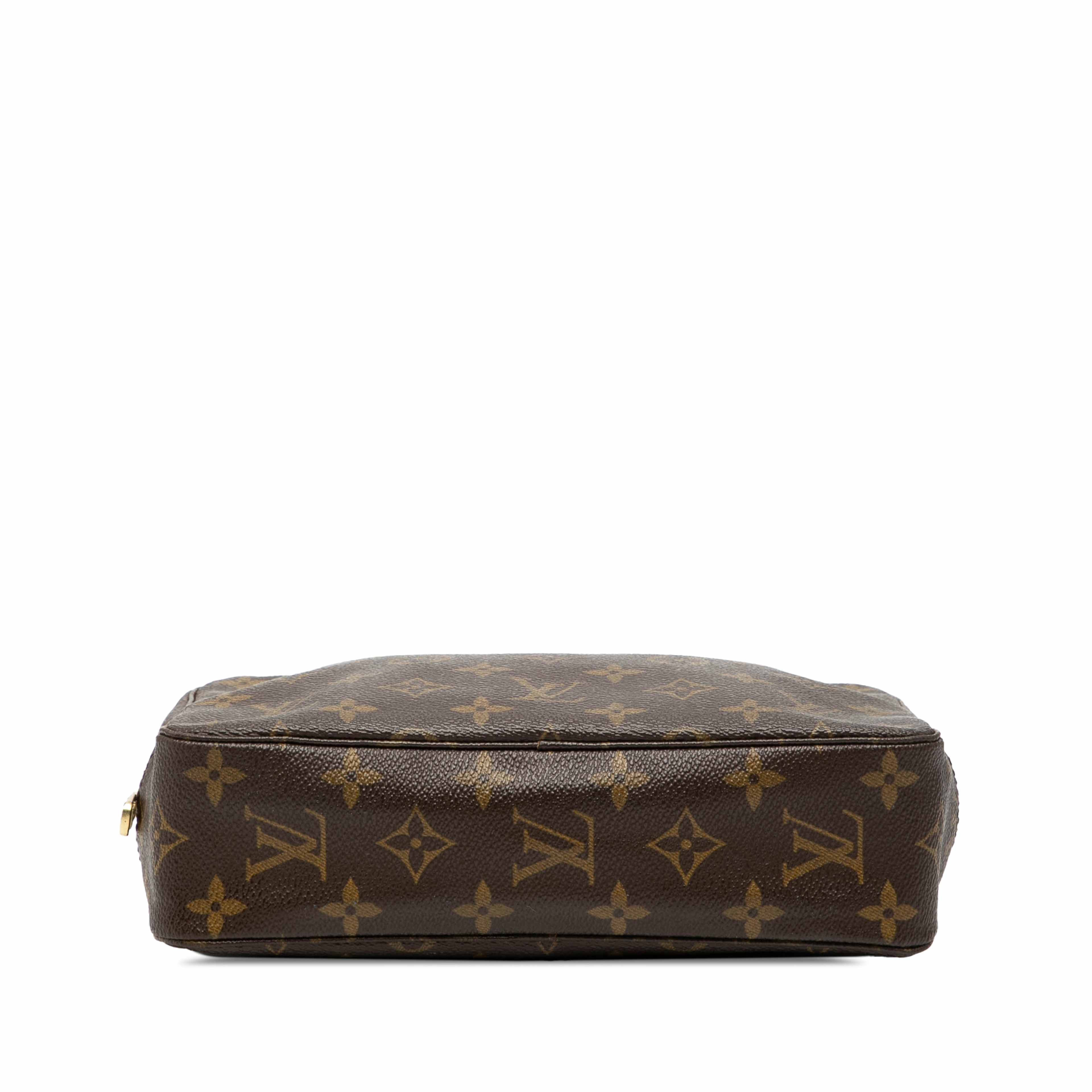 Louis Vuitton Monogram Trousse Toilette 23, från Luxclusif, i färgen brown. Klicka för att öppna bilden i stort format