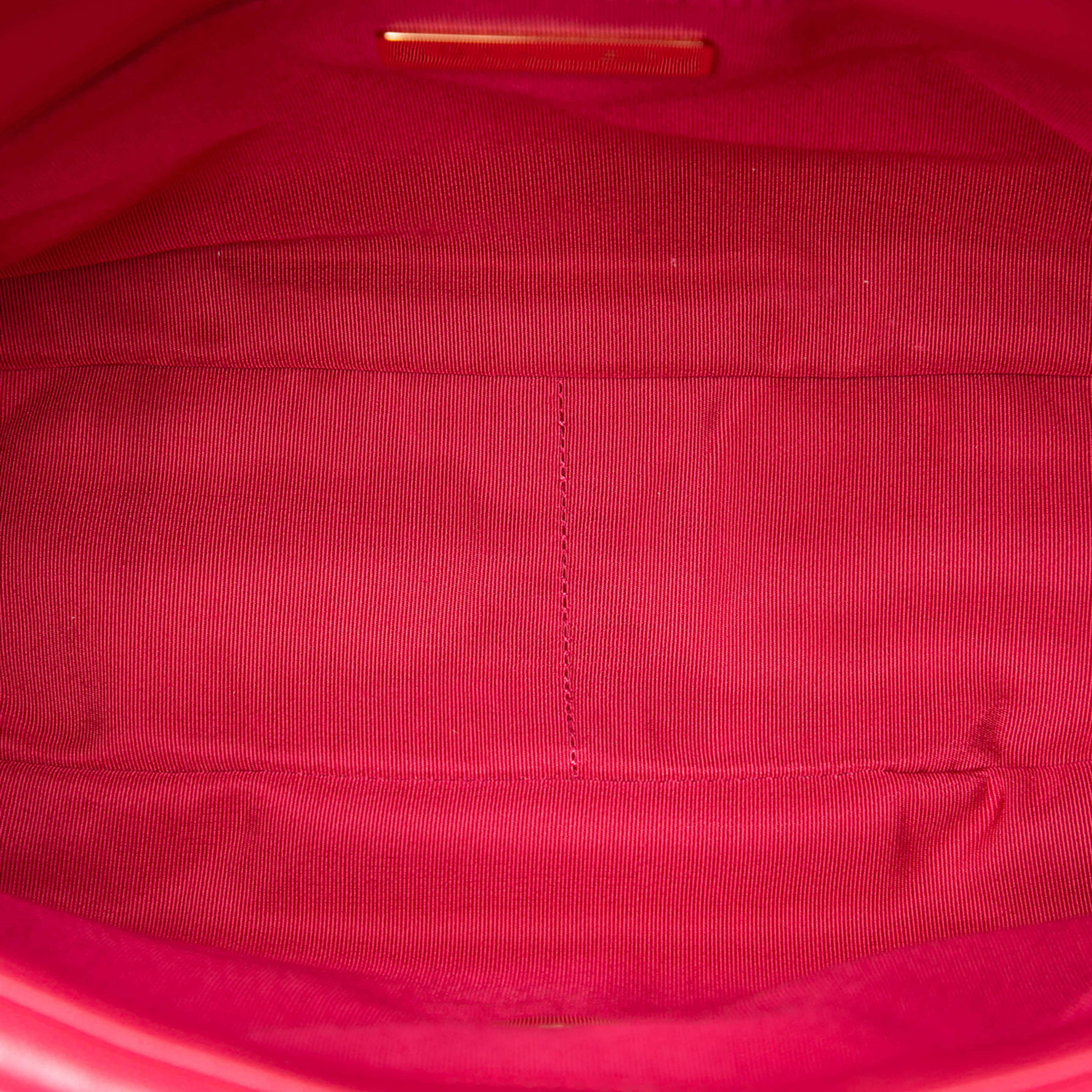 Chanel Large Lambskin 19 Flap, från Luxclusif, i färgen dark pink. Klicka för att öppna bilden i stort format