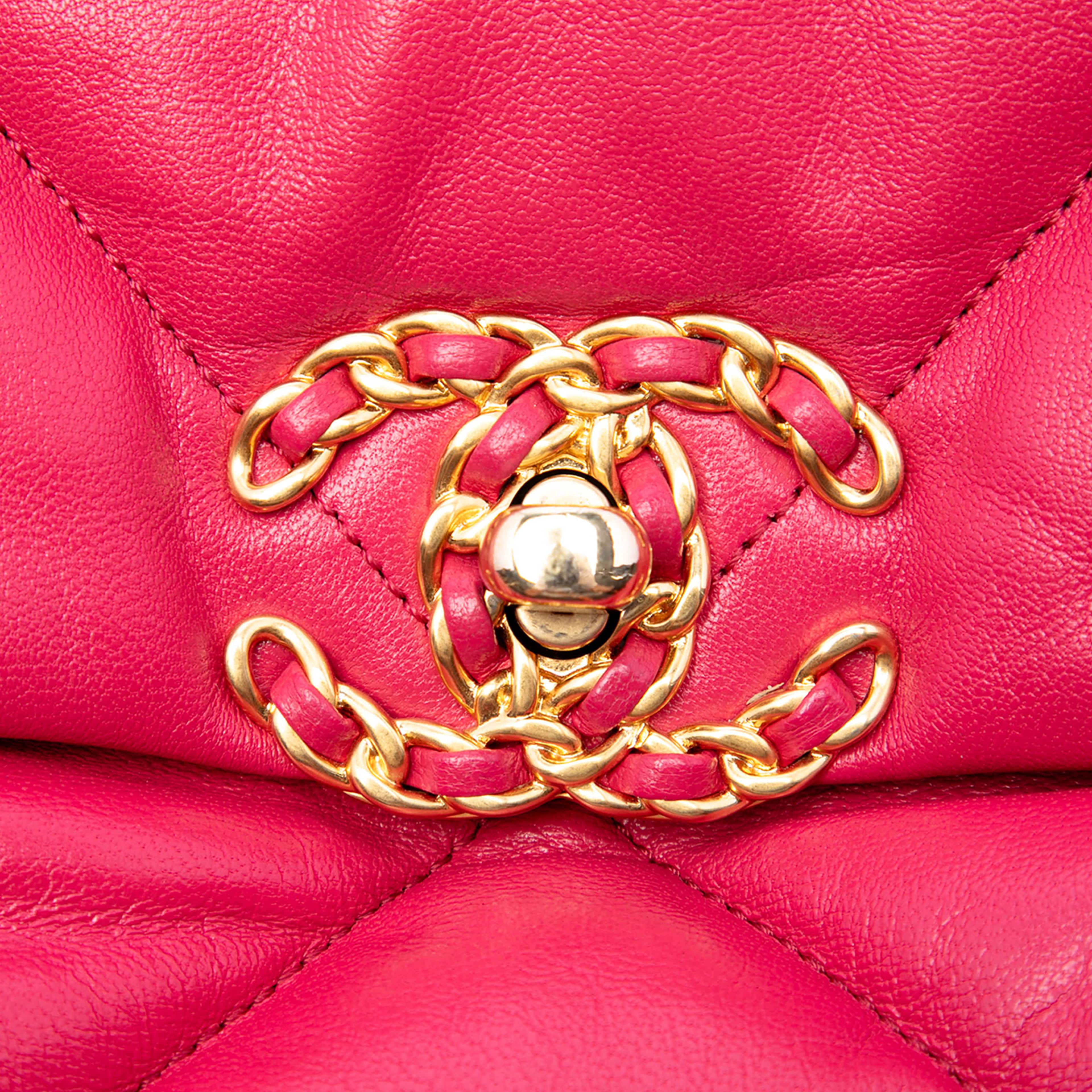 Chanel Large Lambskin 19 Flap, från Luxclusif, i färgen dark pink. Klicka för att öppna bilden i stort format
