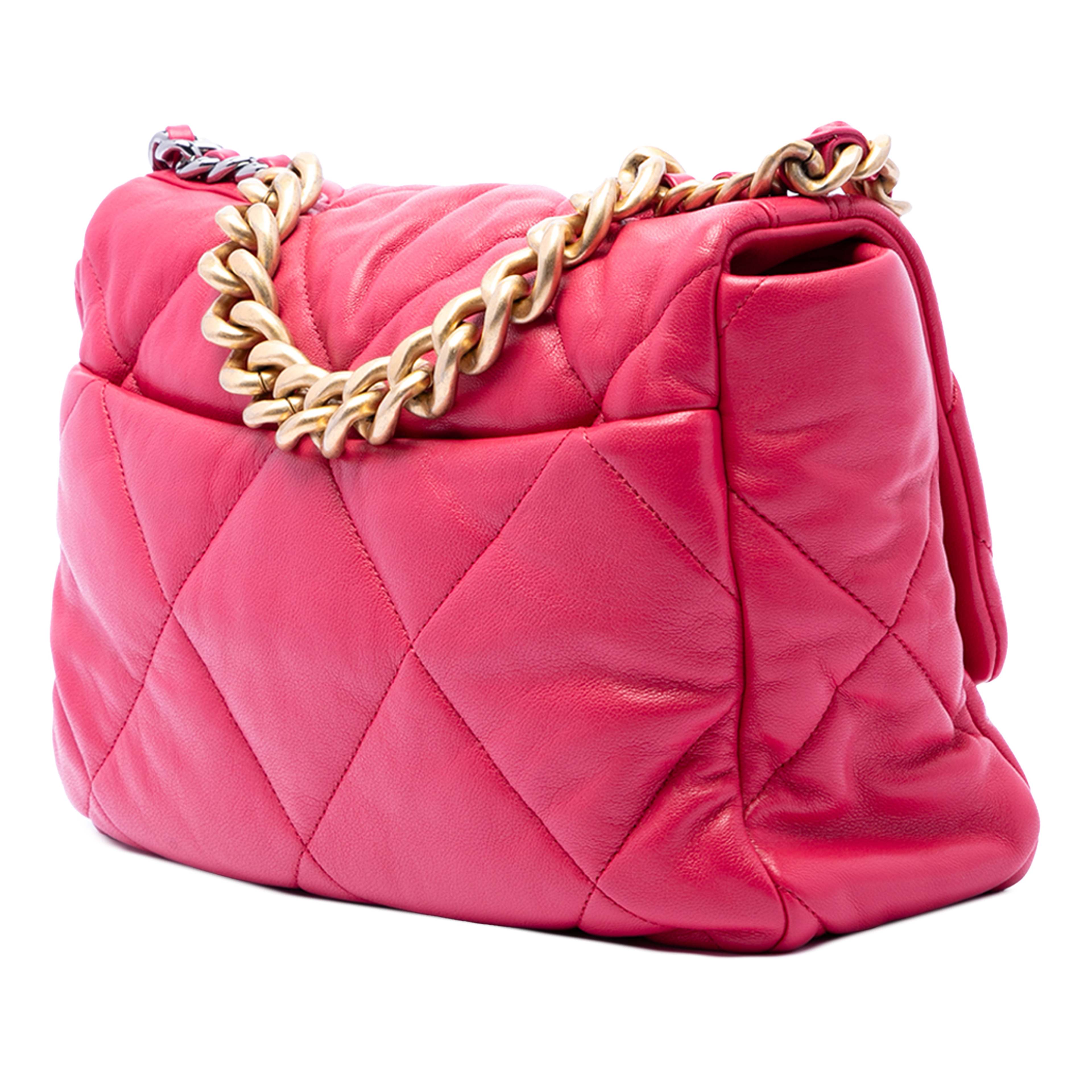 Chanel Large Lambskin 19 Flap, från Luxclusif, i färgen dark pink. Klicka för att öppna bilden i stort format