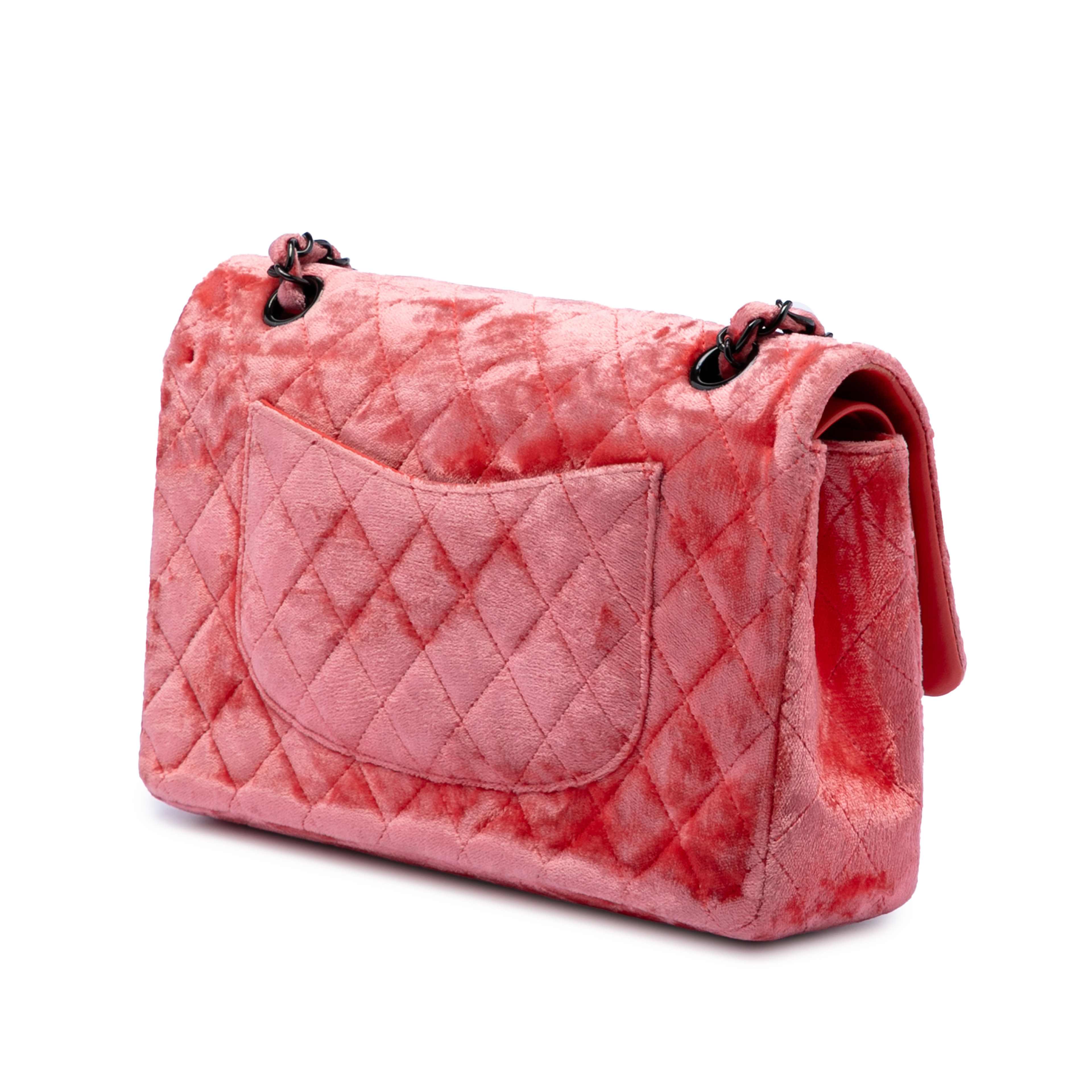 Chanel Medium Classic Velvet Double Flap, från Luxclusif, i färgen röd. Klicka för att öppna bilden i stort format