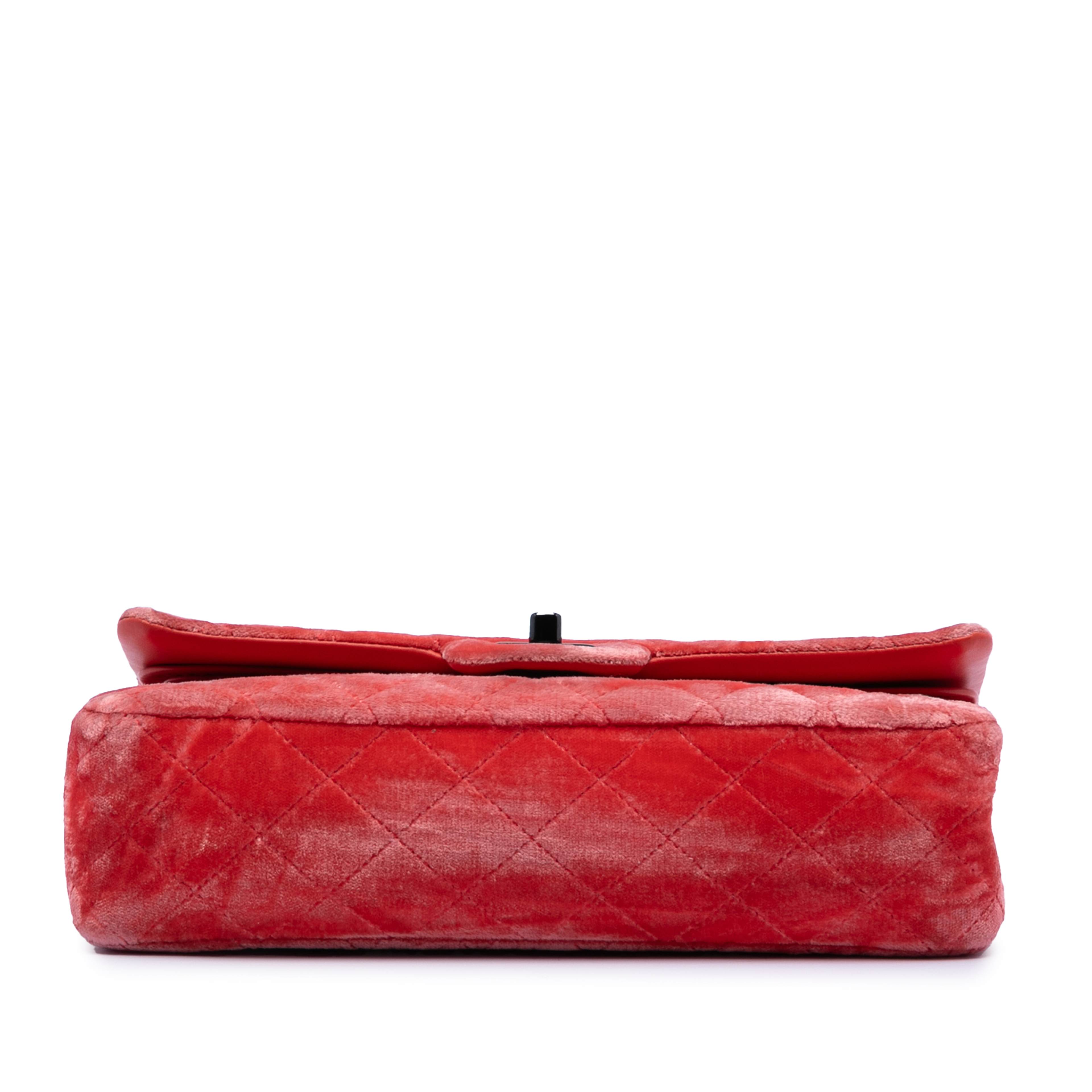Chanel Medium Classic Velvet Double Flap, från Luxclusif, i färgen red. Klicka för att öppna bilden i stort format