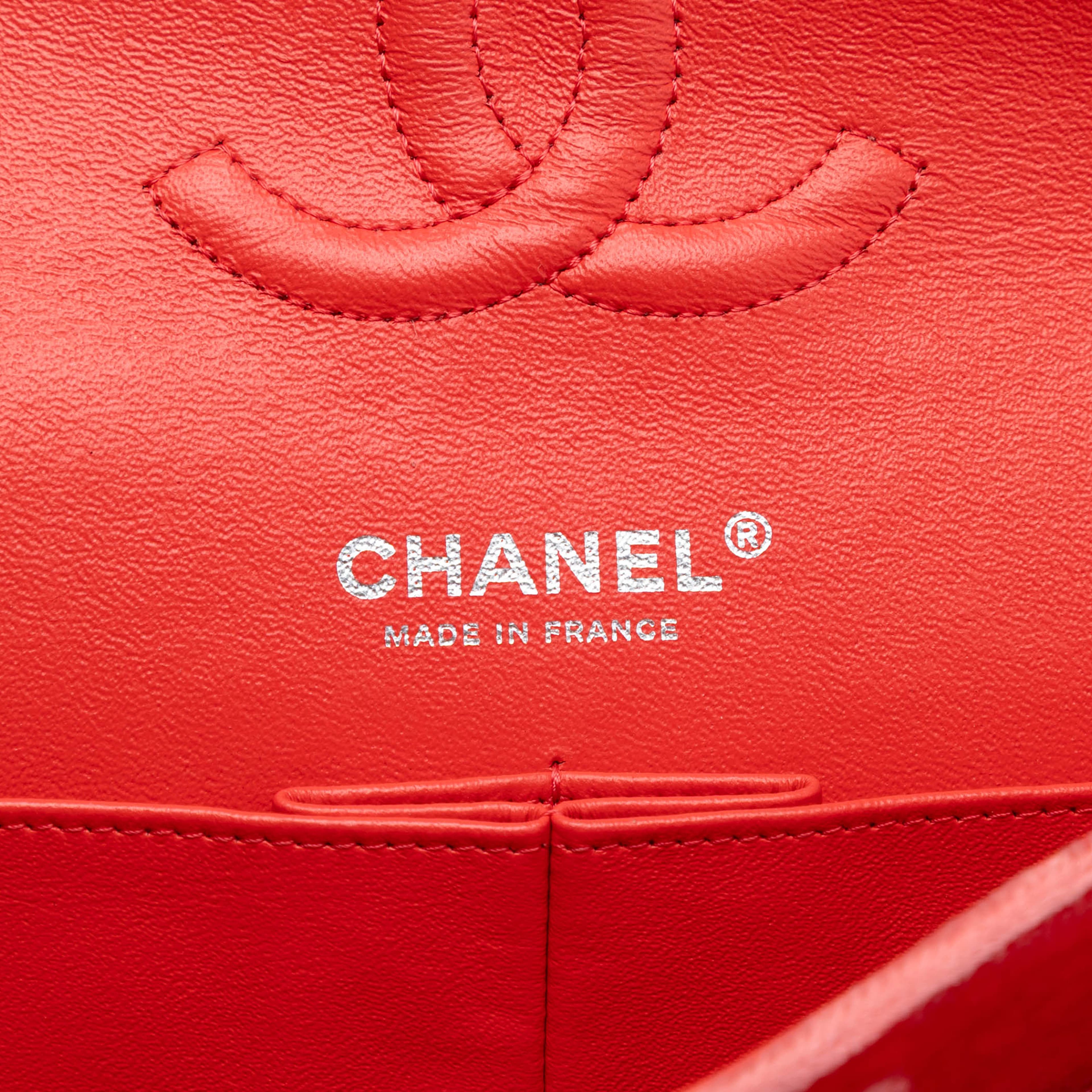 Chanel Medium Classic Velvet Double Flap, från Luxclusif, i färgen red. Klicka för att öppna bilden i stort format