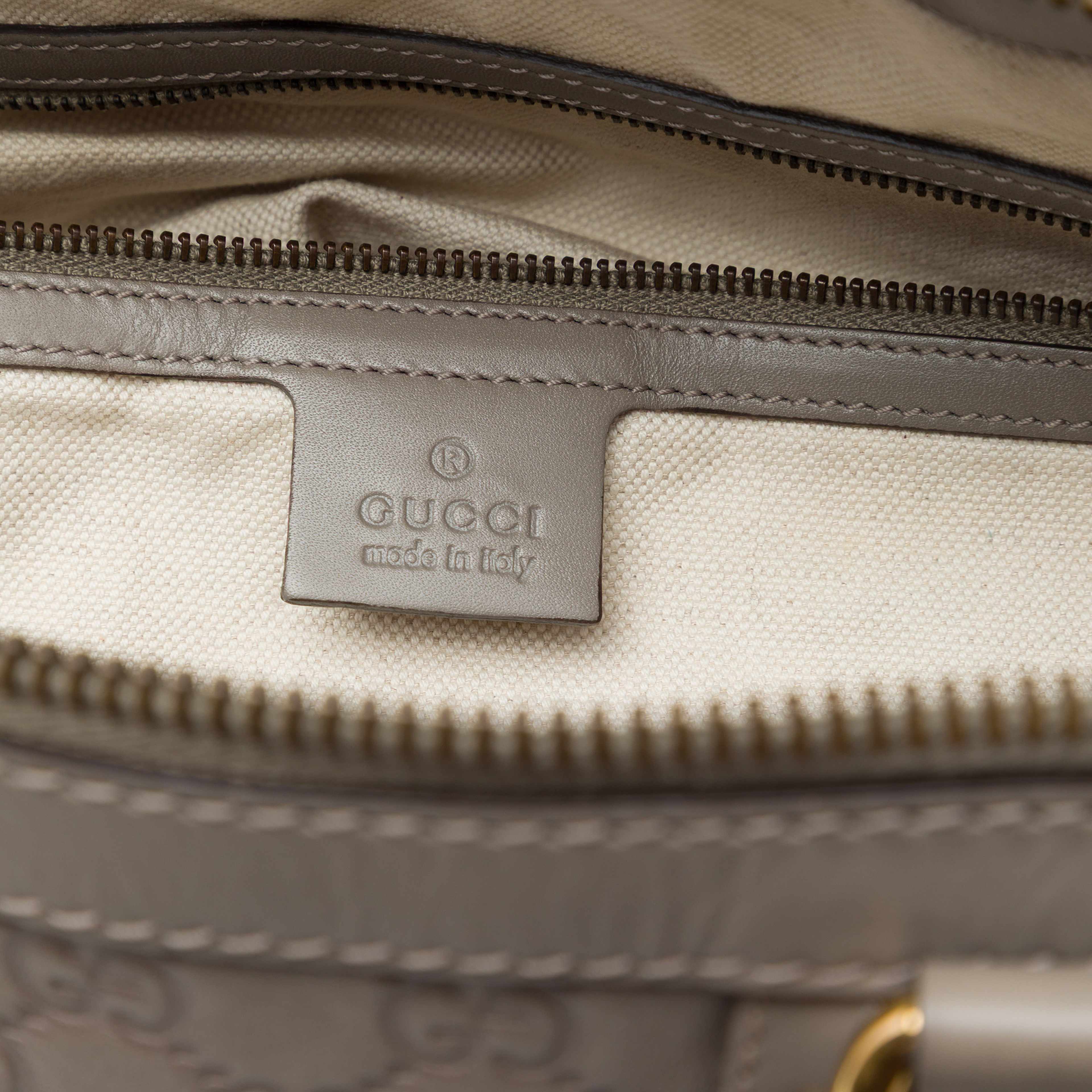 Gucci Medium Guccissima Scarlett Satchel, från Luxclusif, i färgen grå. Klicka för att öppna bilden i stort format