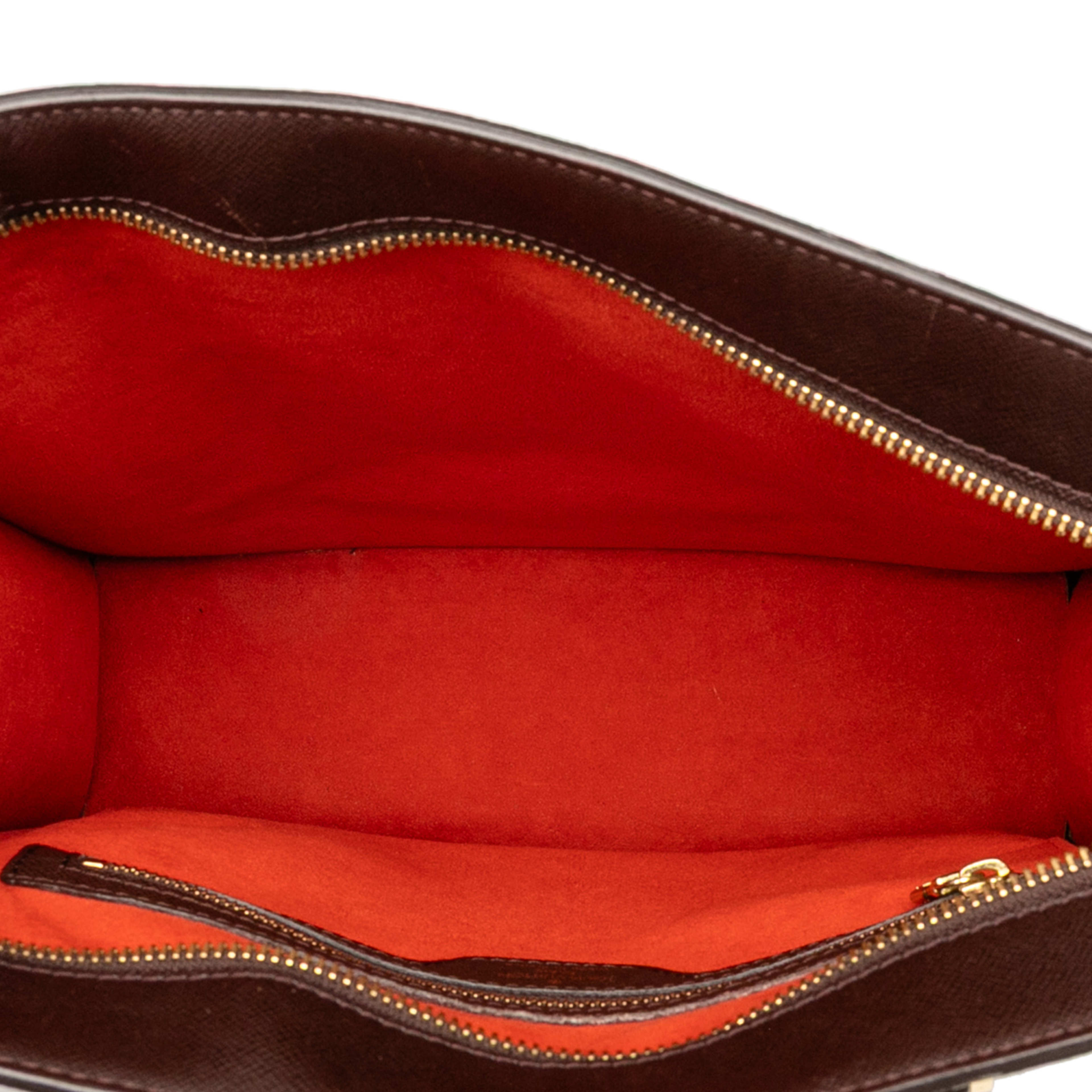 Louis Vuitton Damier Ebene Venice Sac Plat, från Luxclusif, i färgen brown. Klicka för att öppna bilden i stort format