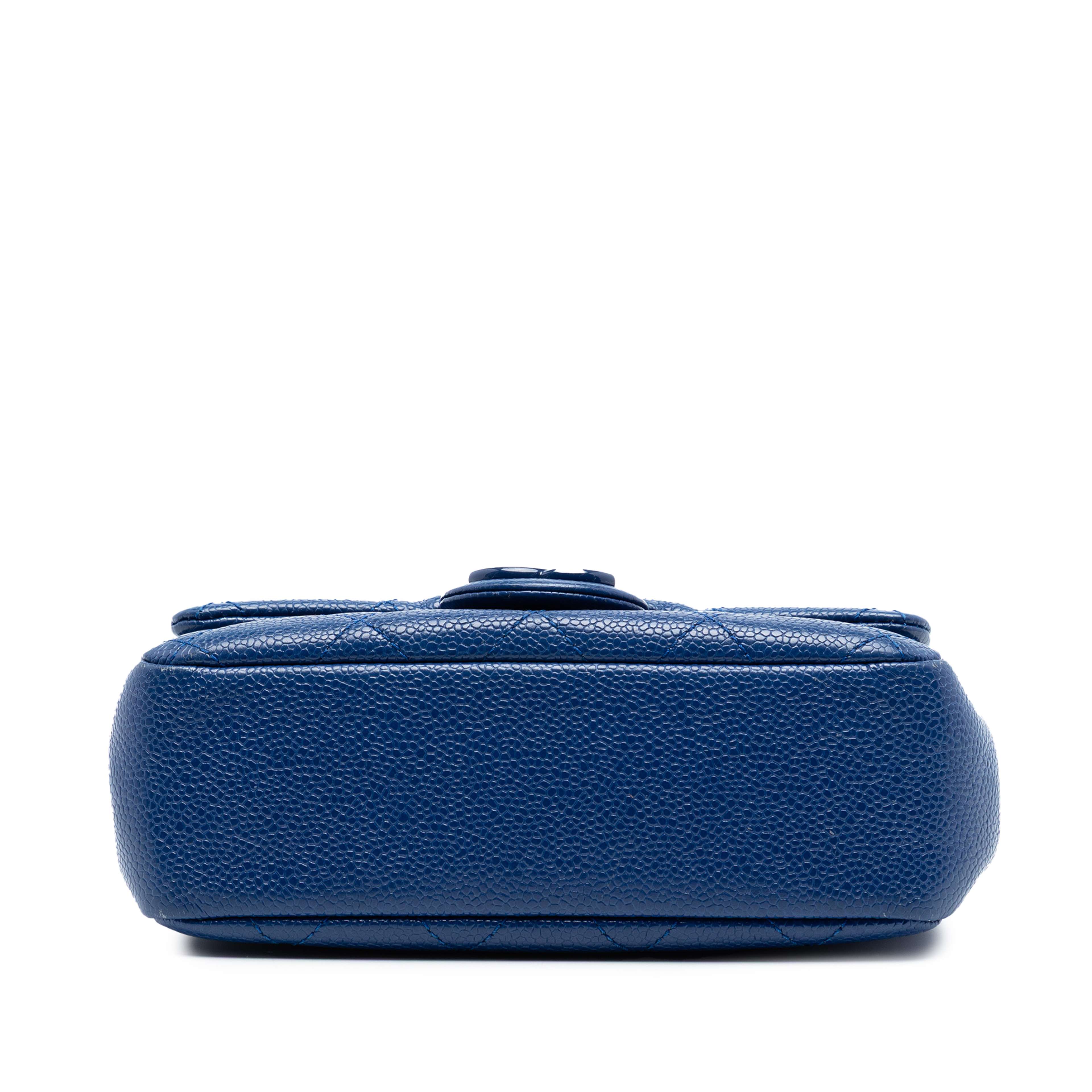 Chanel Mini Square Quilted Caviar Cc Incognito Single Flap, från Luxclusif, i färgen blue. Klicka för att öppna bilden i stort format