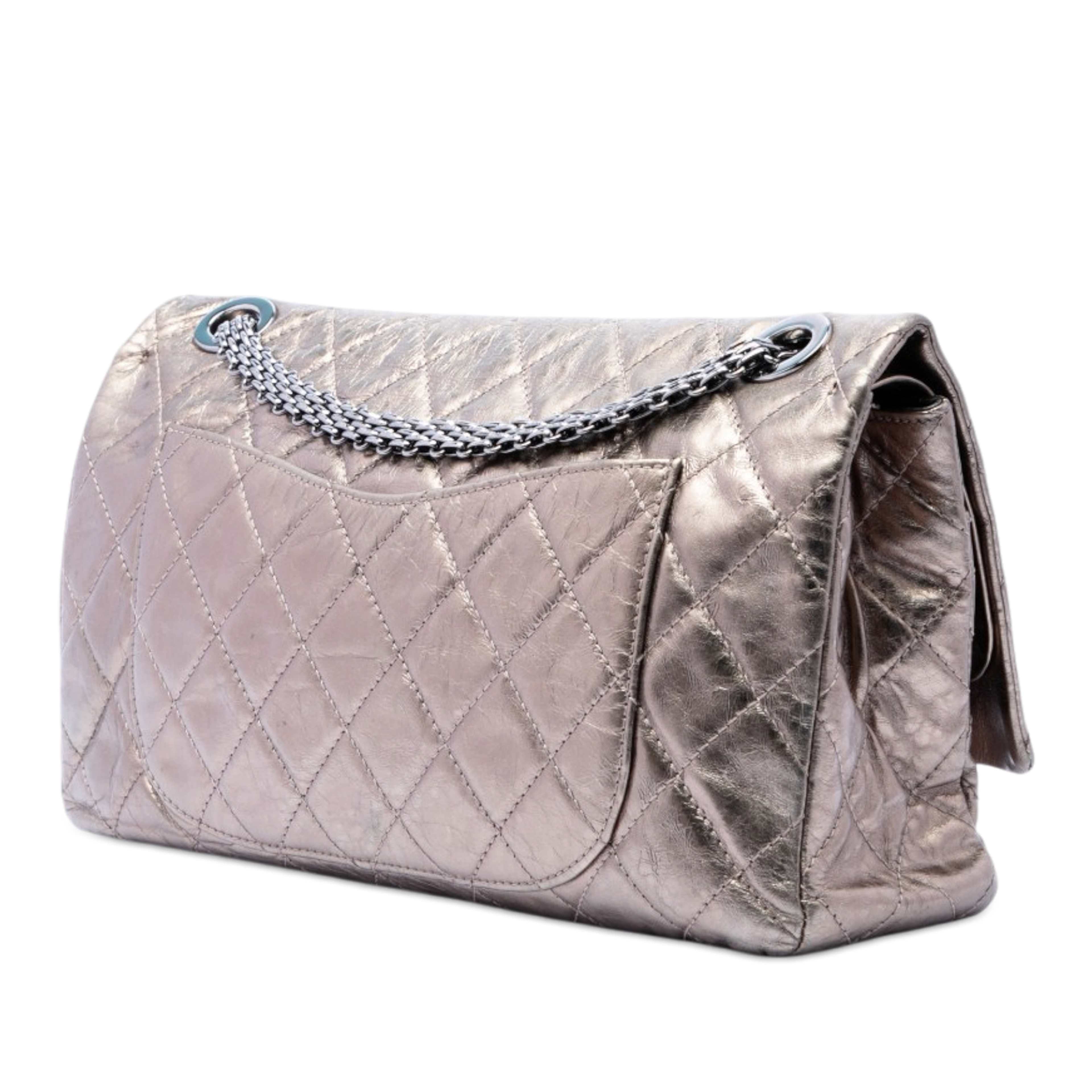 Chanel Metallic Aged Calfskin Reissue 2.55 Double Flap 227, från Luxclusif, i färgen gold. Klicka för att öppna bilden i stort format