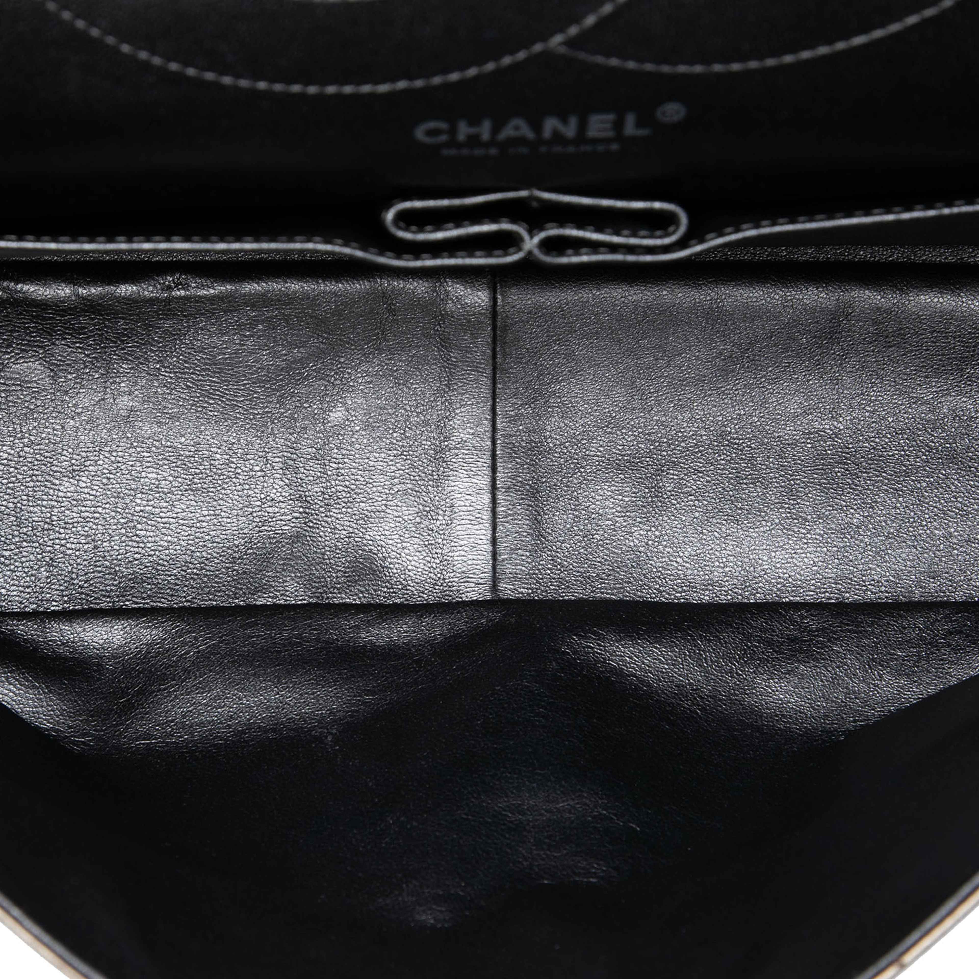 Chanel Metallic Aged Calfskin Reissue 2.55 Double Flap 227, från Luxclusif, i färgen gold. Klicka för att öppna bilden i stort format