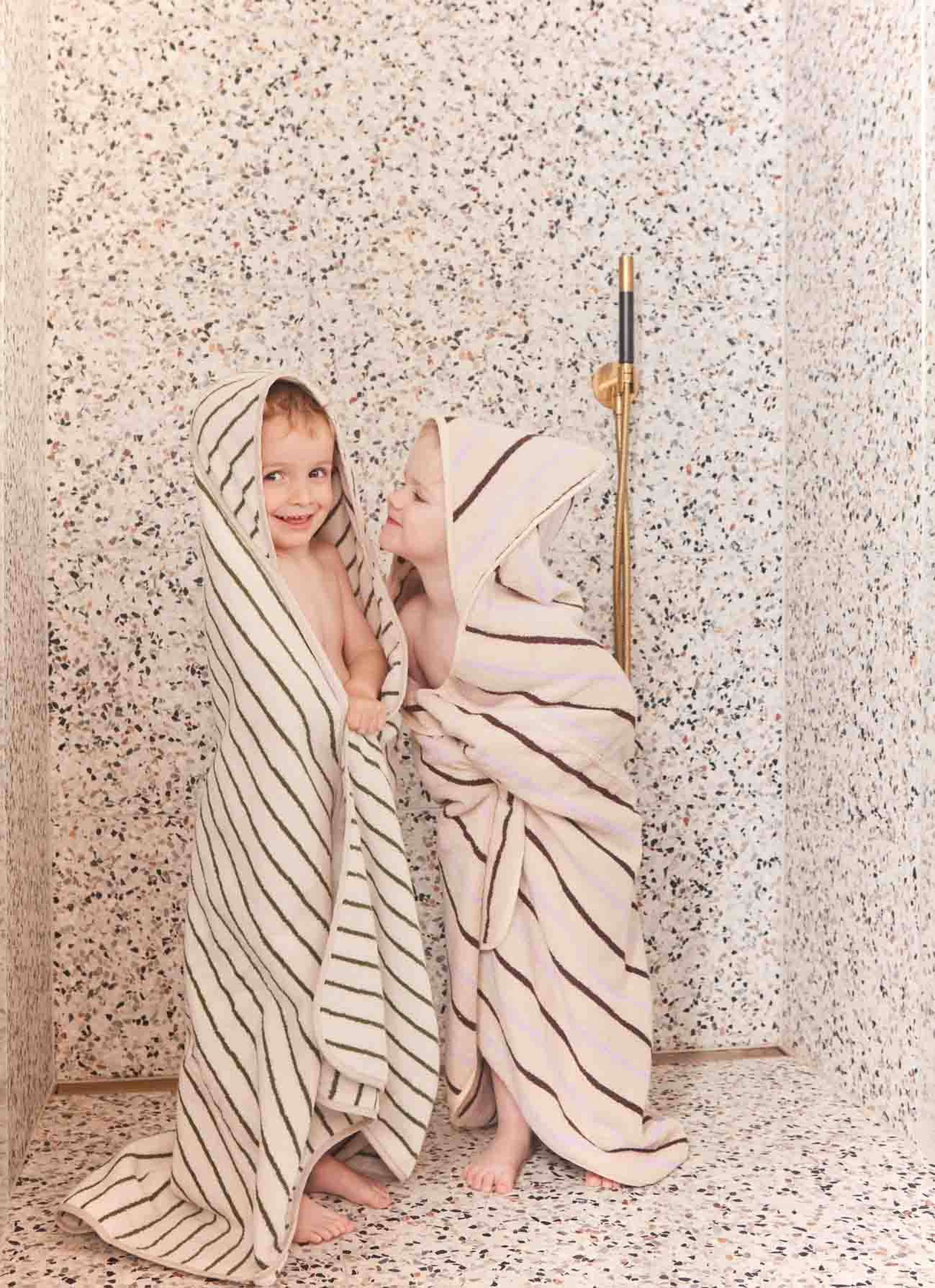 Raita Hooded Towel, från OYOY Mini, i färgen caramel,optic blue. Klicka för att öppna bilden i stort format