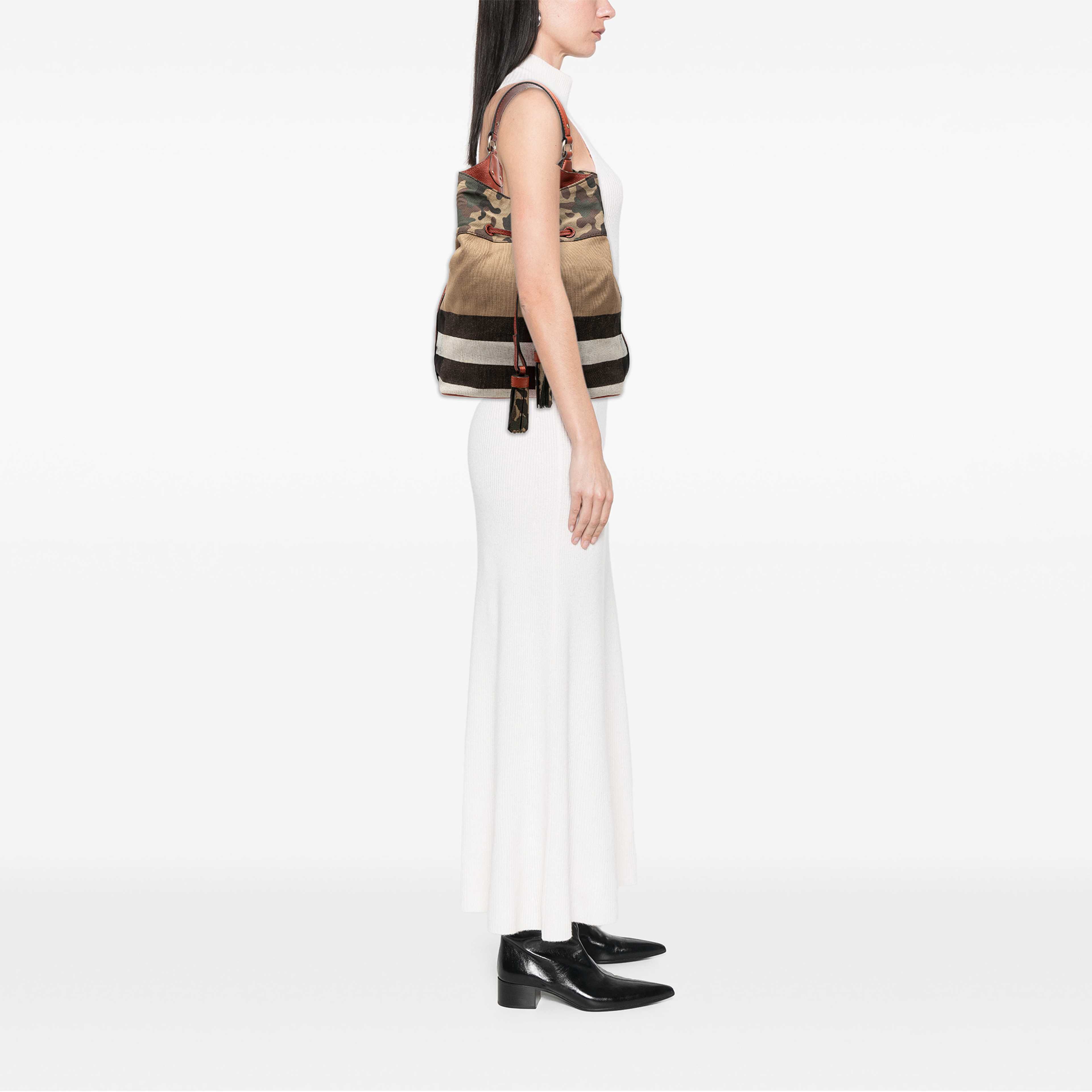 Burberry Mega Check Canvas Camouflage Susanna Tassel Bucket Bag, från Luxclusif, i färgen brun. Klicka för att öppna bilden i stort format
