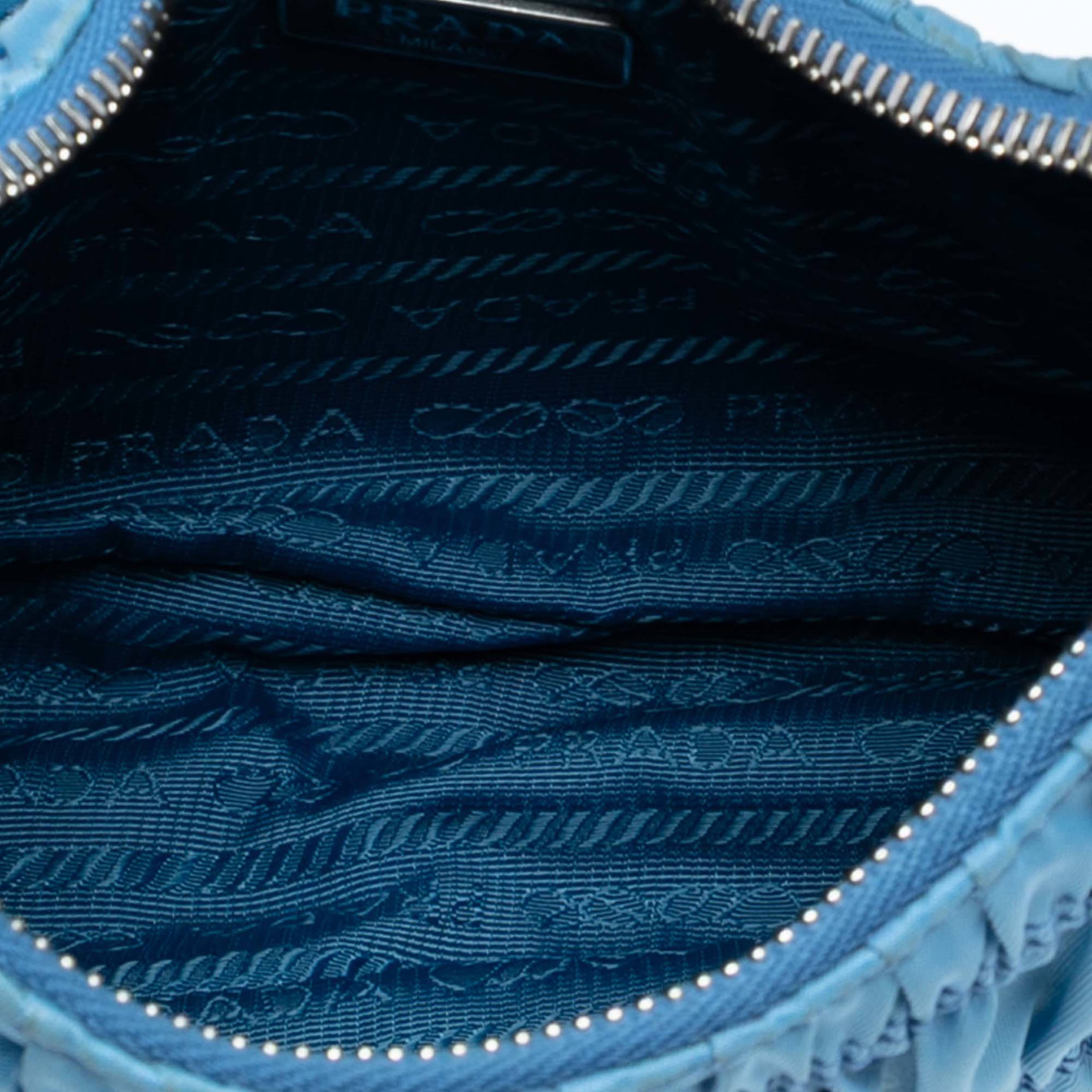 Prada Tessuto Gaufre Re Edition Shoulder Bag, från Luxclusif, i färgen light blue. Klicka för att öppna bilden i stort format