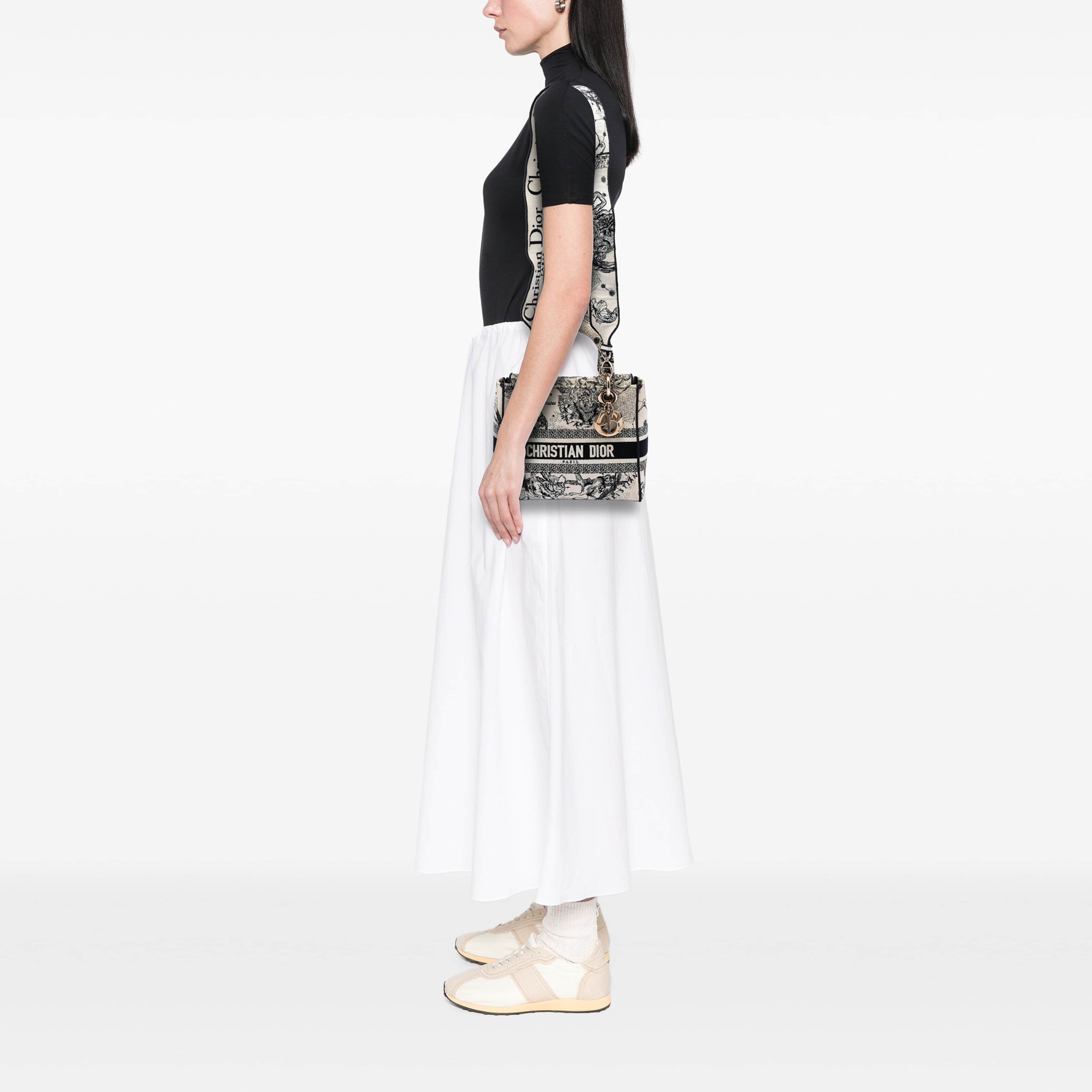 Dior Medium Embroidered Canvas Zodiac Lady D Lite, från Luxclusif, i färgen vit. Klicka för att öppna bilden i stort format