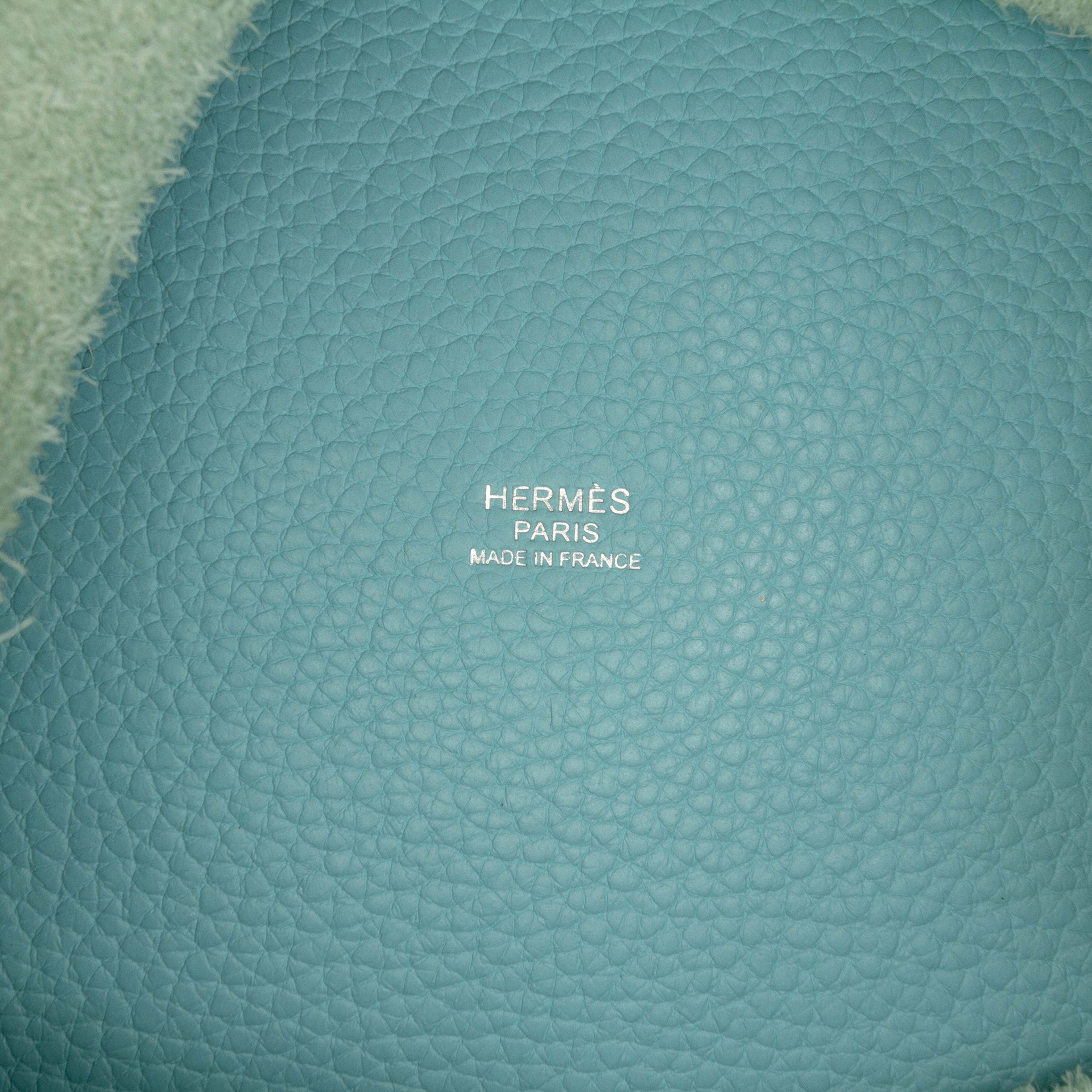 Hermès Clemence Picotin Lock 22, från Luxclusif, i färgen turquoise. Klicka för att öppna bilden i stort format