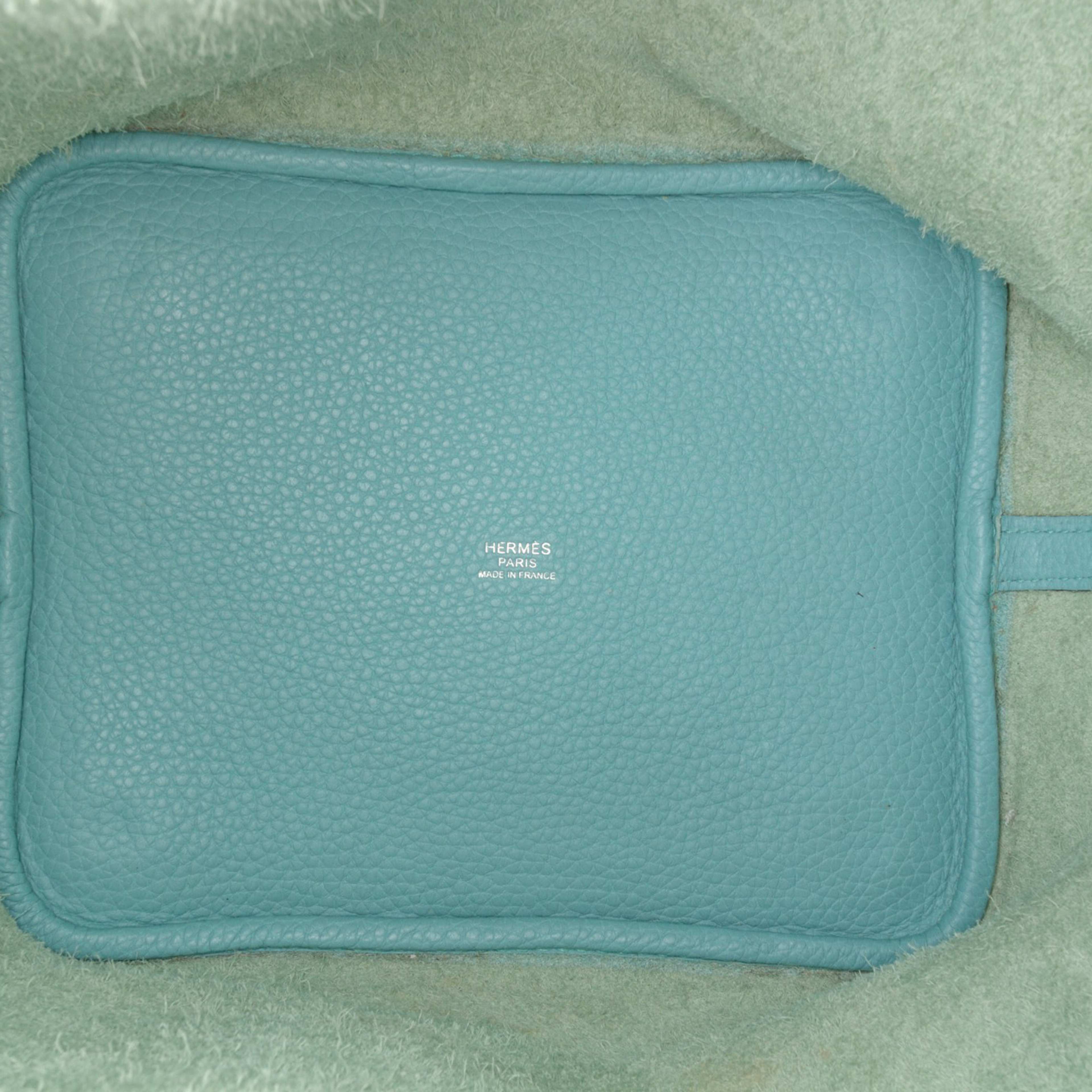 Hermès Clemence Picotin Lock 22, från Luxclusif, i färgen turquoise. Klicka för att öppna bilden i stort format