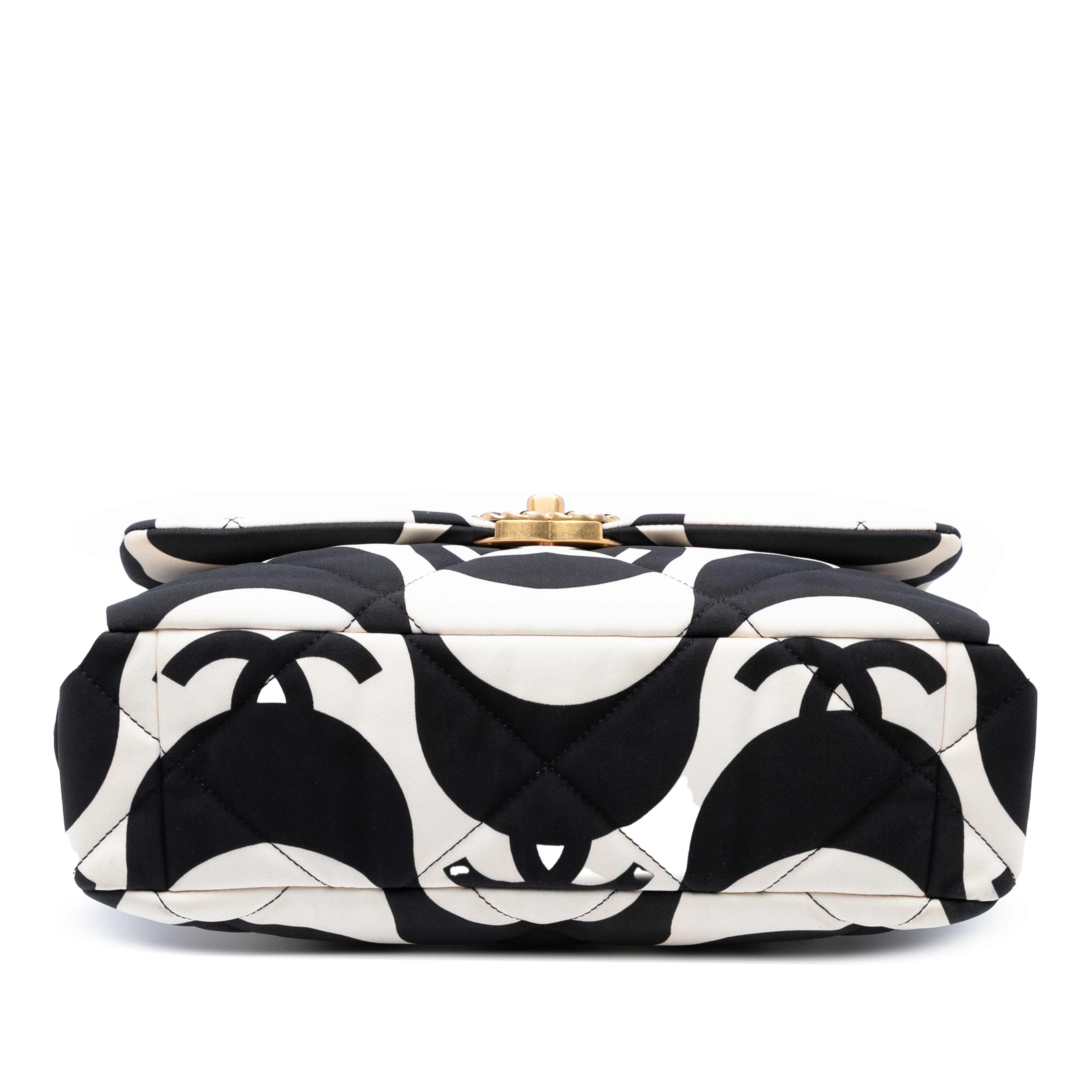 Chanel Large Printed Silk 19 Flap, från Luxclusif, i färgen white. Klicka för att öppna bilden i stort format