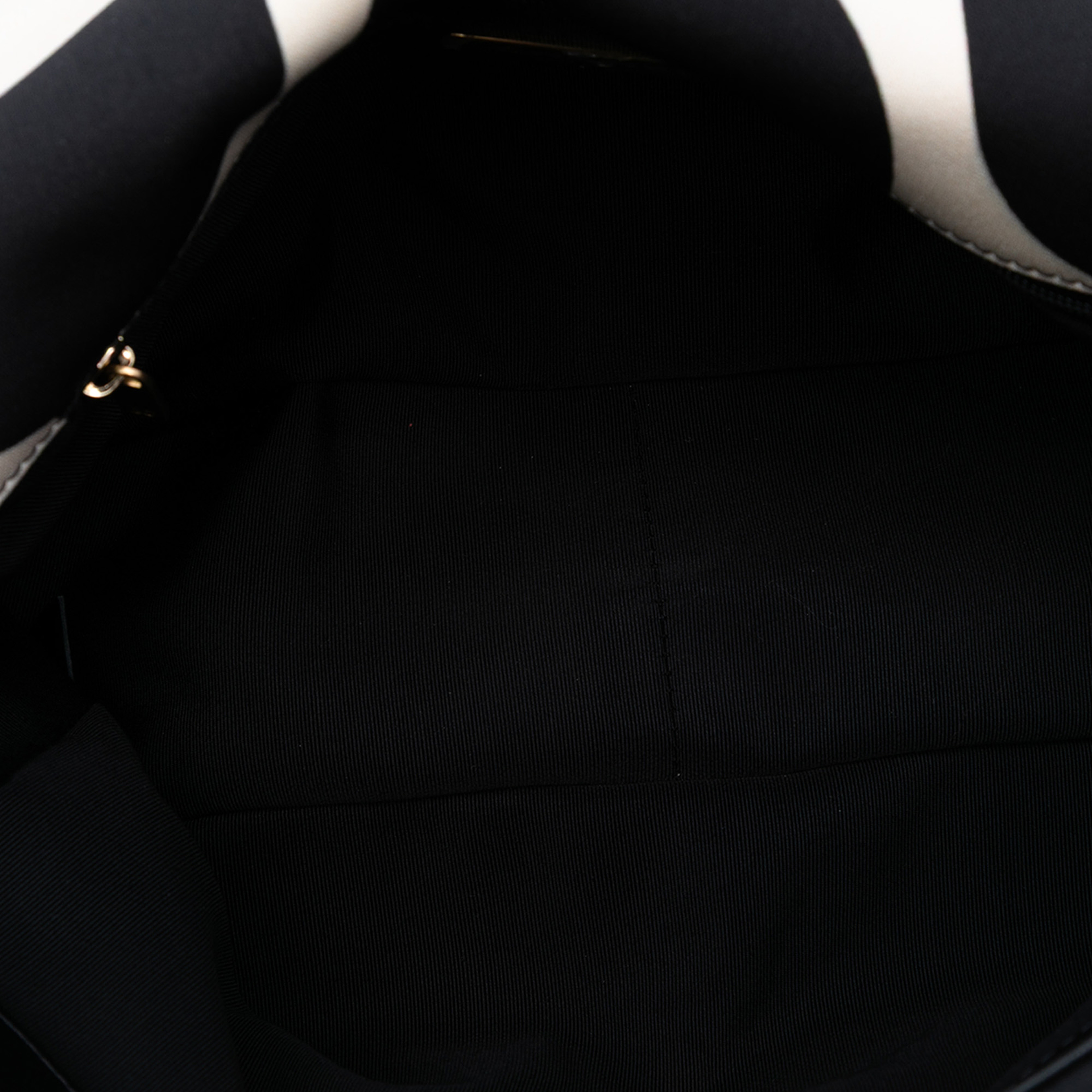 Chanel Large Printed Silk 19 Flap, från Luxclusif, i färgen white. Klicka för att öppna bilden i stort format