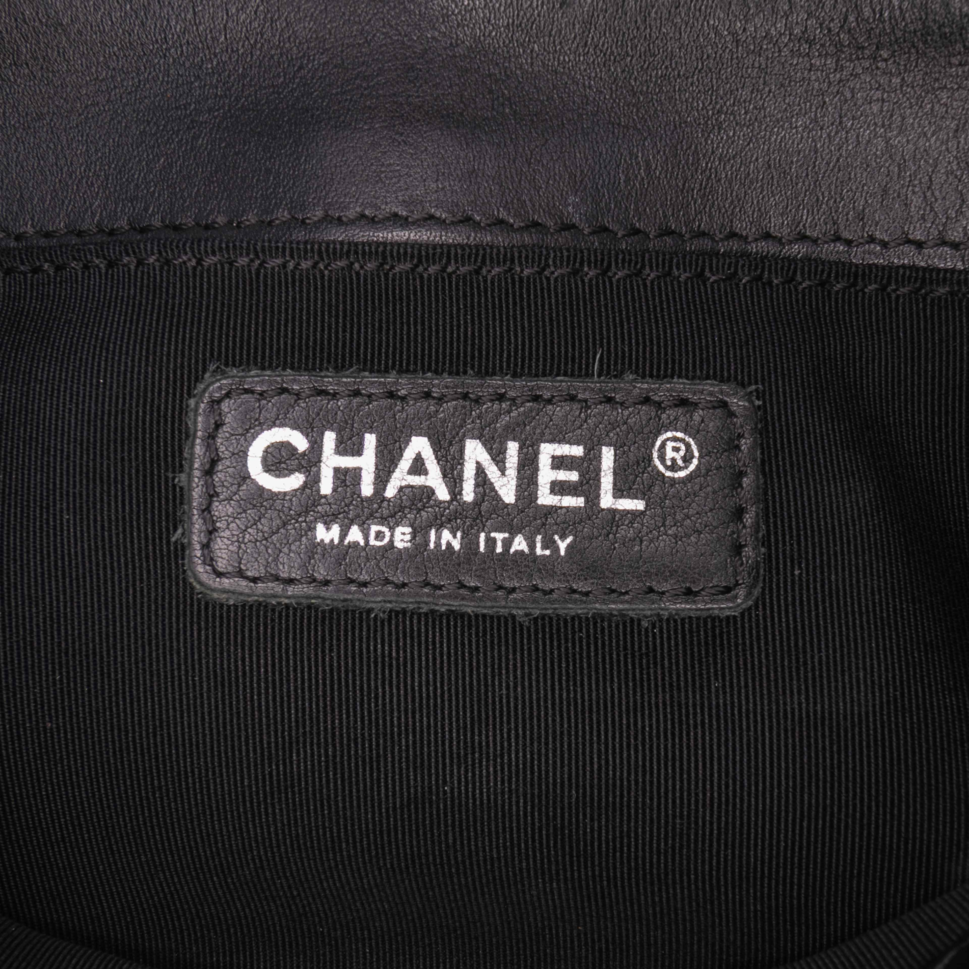 Chanel Medium Calfskin Enchained Boy Flap, från Luxclusif, i färgen black. Klicka för att öppna bilden i stort format