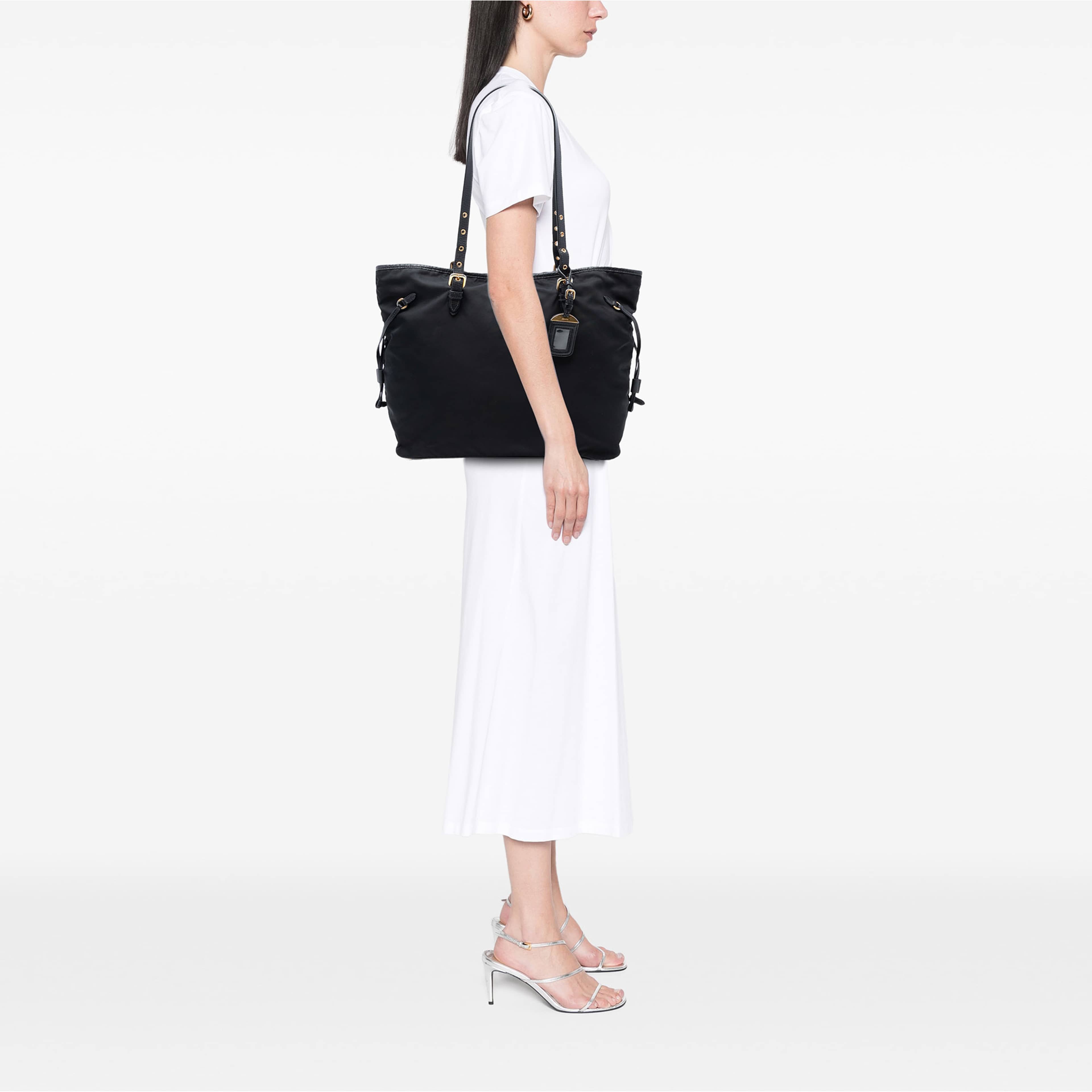 Prada Saffiano Trimmed Tessuto Tote, från Luxclusif, i färgen svart. Klicka för att öppna bilden i stort format